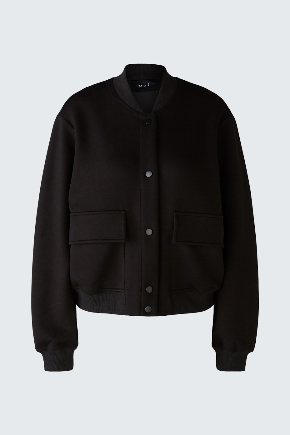 Stylish women's blouson: A black bomber jacket with a relaxed fit and front pockets.