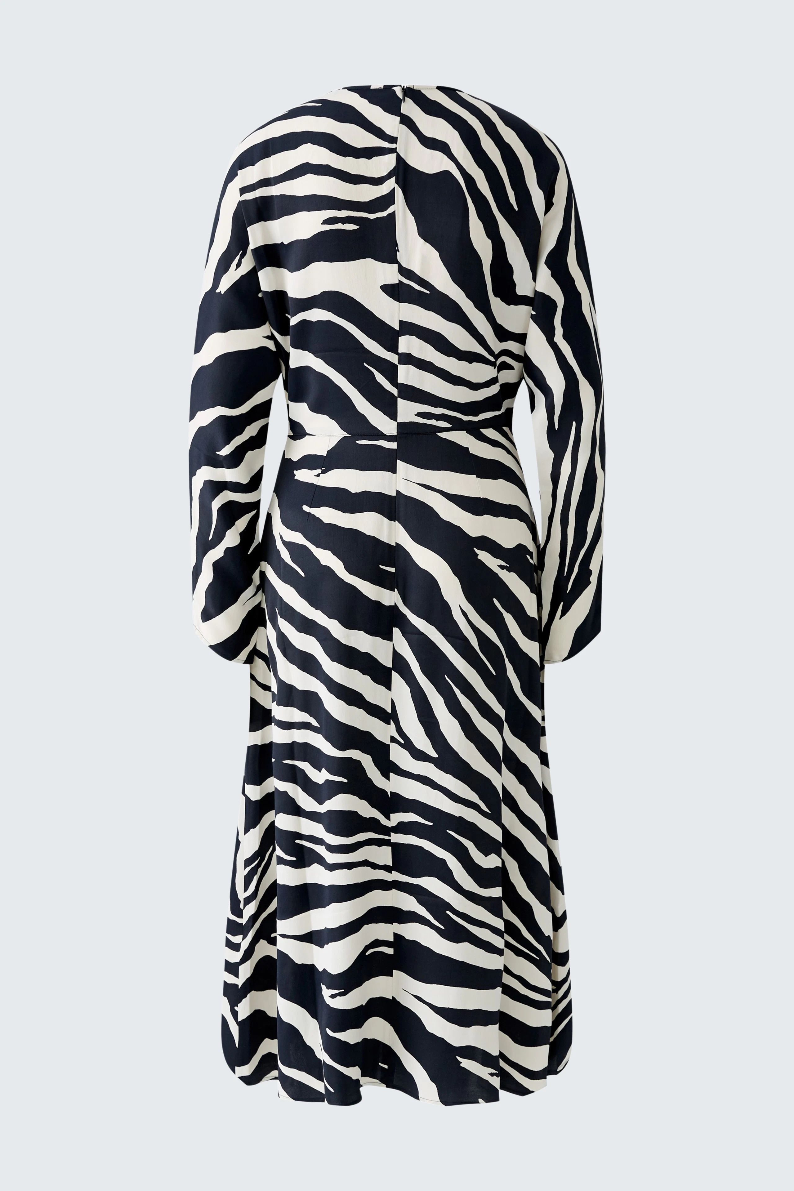Elegantes Midikleid mit Zebra-Muster: Rückansicht eines Damenkleides in Schwarz und Weiß.