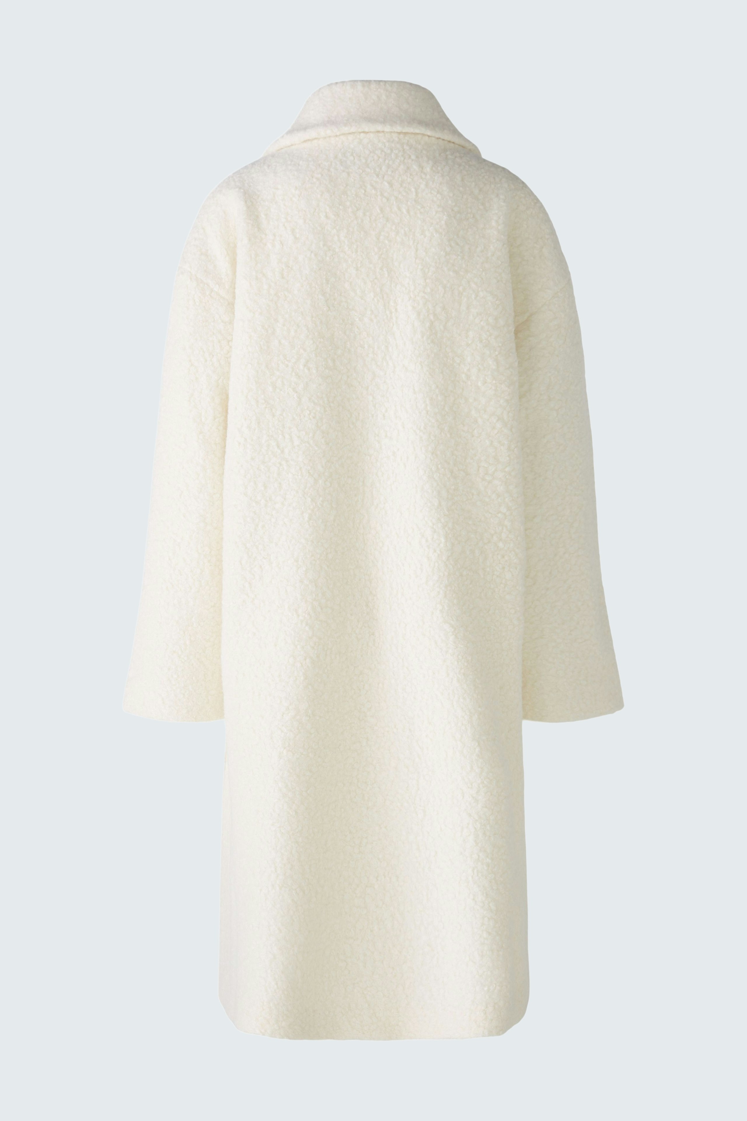 Eleganter Wintermantel: Weißer, weicher Mantel mit lässigem Schnitt und weitem Kragen.