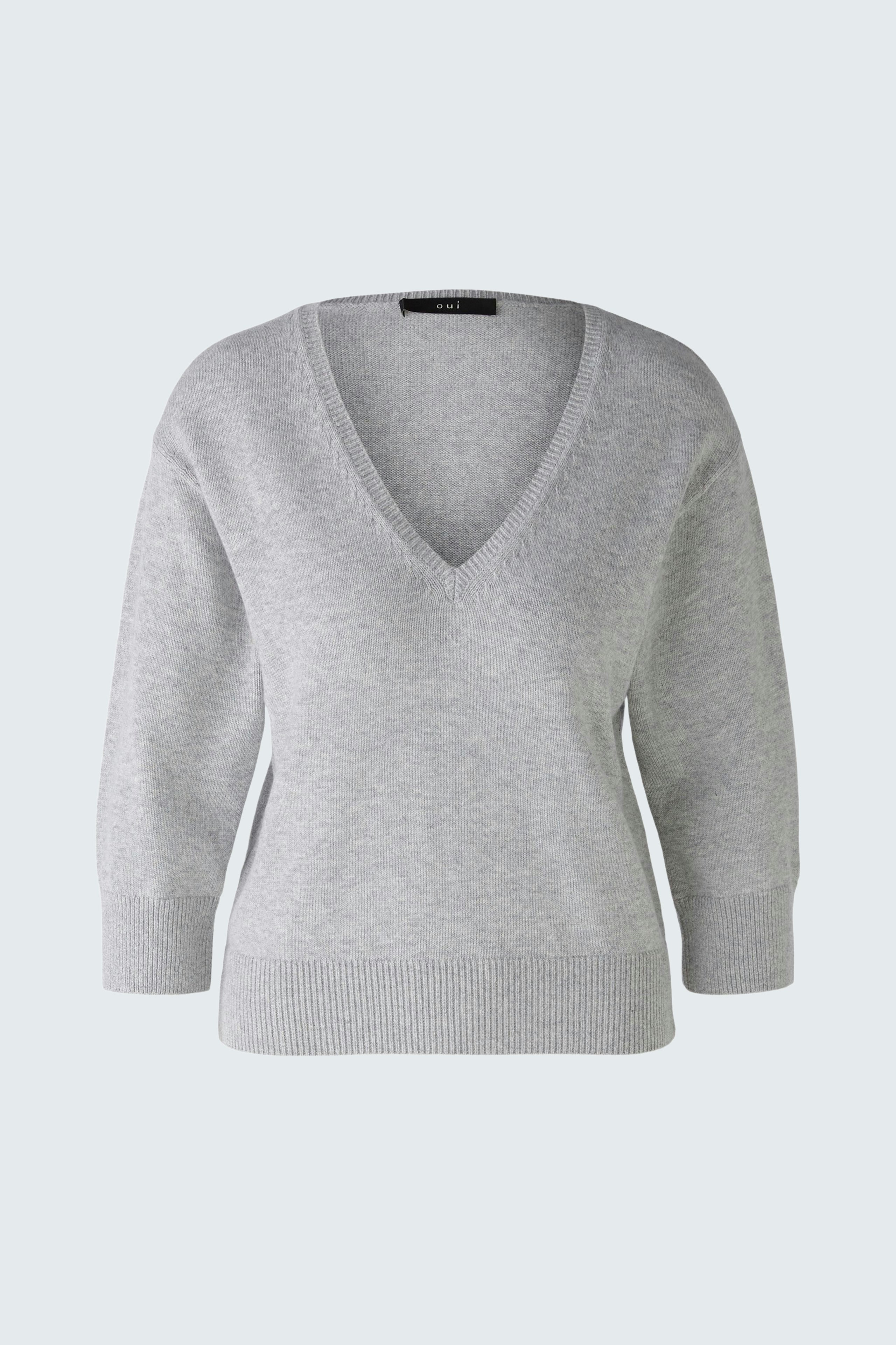 Stylish women's pullover: Soft gray V-neck design with three-quarter sleeves for a modern look.