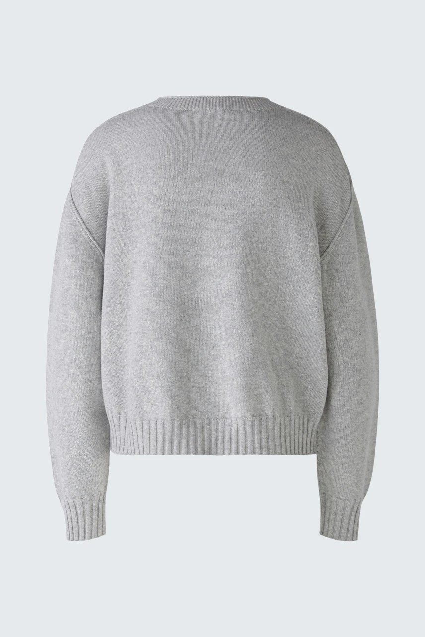 Cozy women's pullover in soft gray, featuring a relaxed fit and classic ribbed hem.