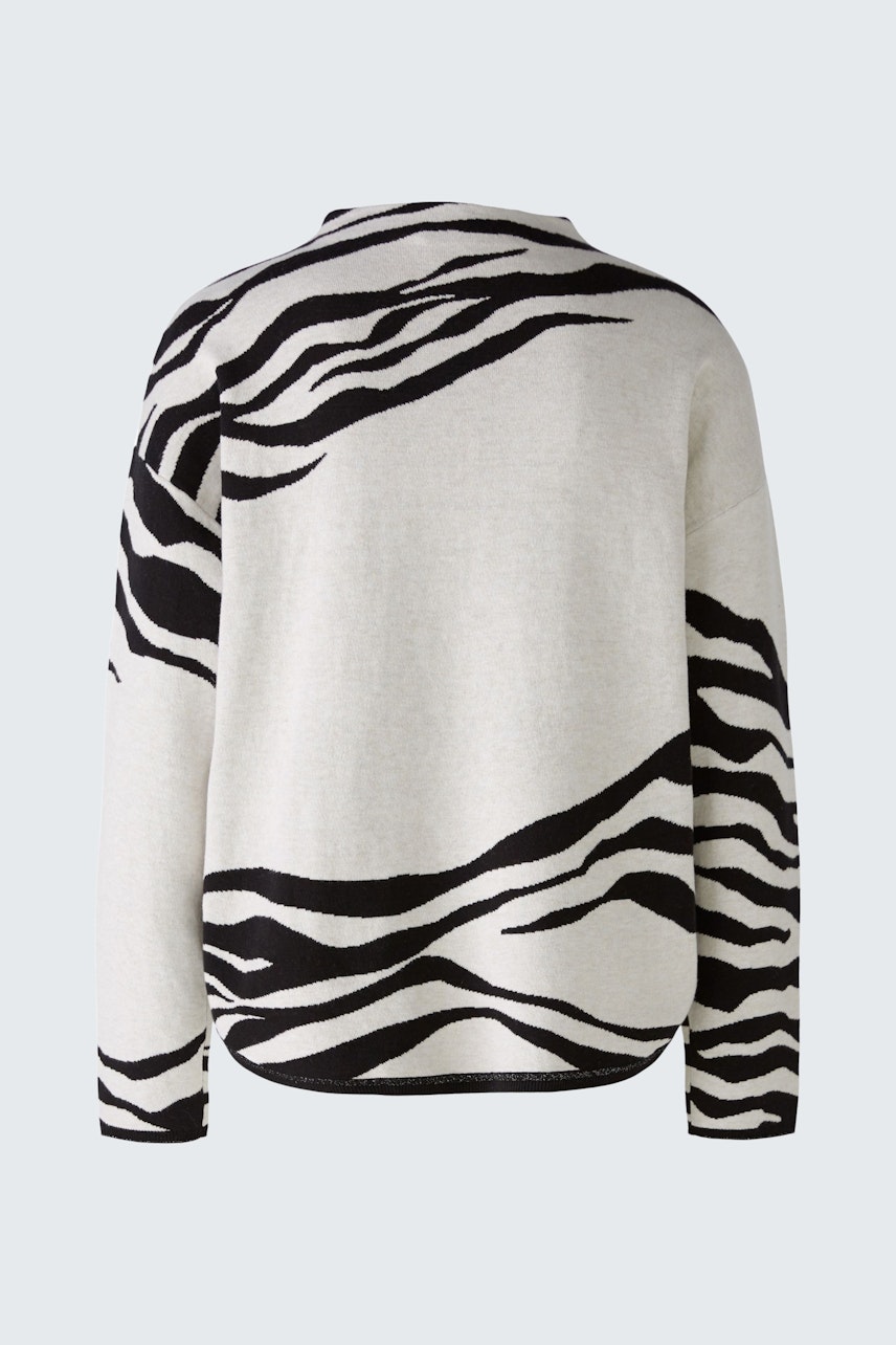 Stylish women's pullover with a bold zebra pattern, perfect for a trendy look.