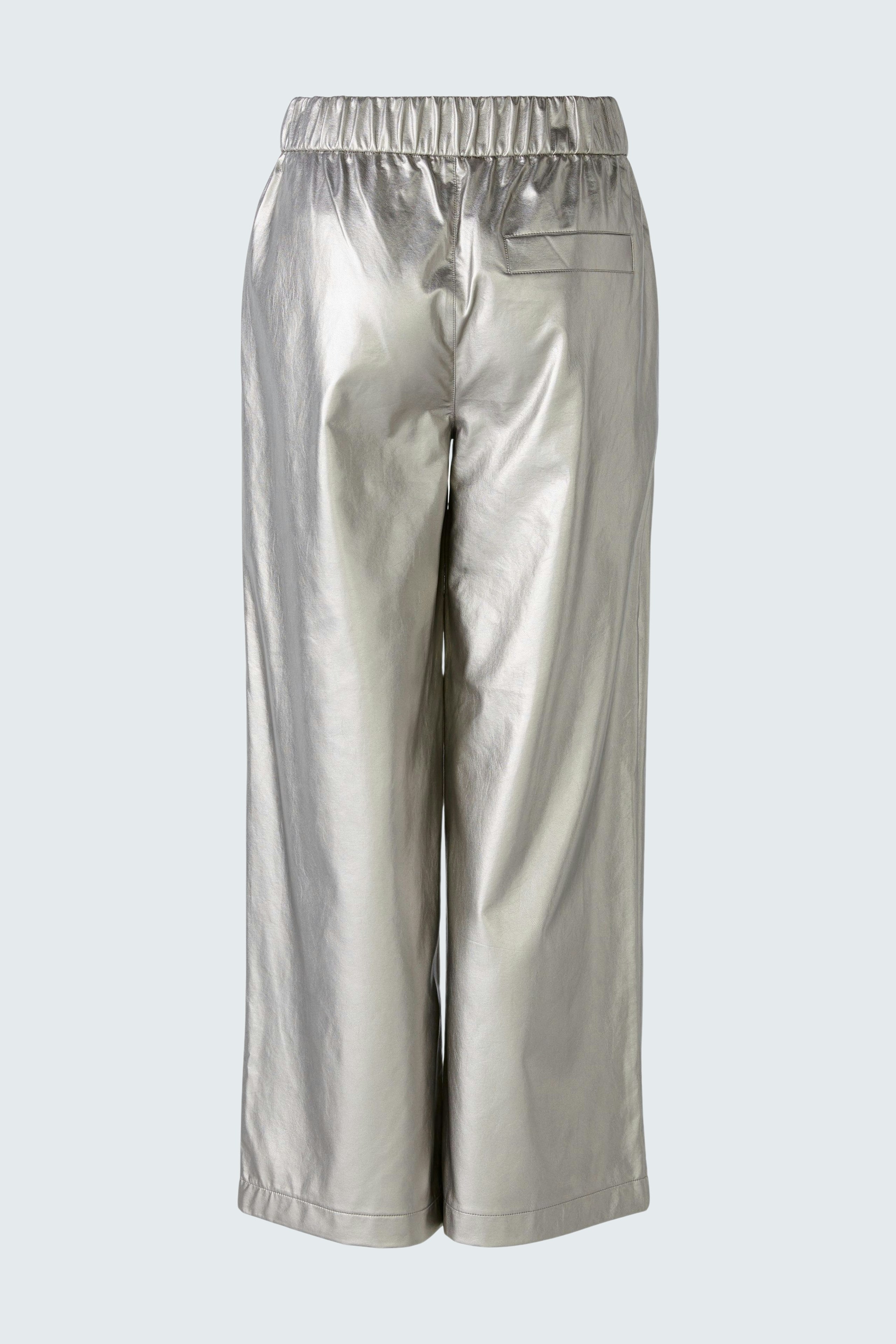 Elegante Damen-Culotte in glänzendem Silber, mit elastischem Bund und weitem Bein.