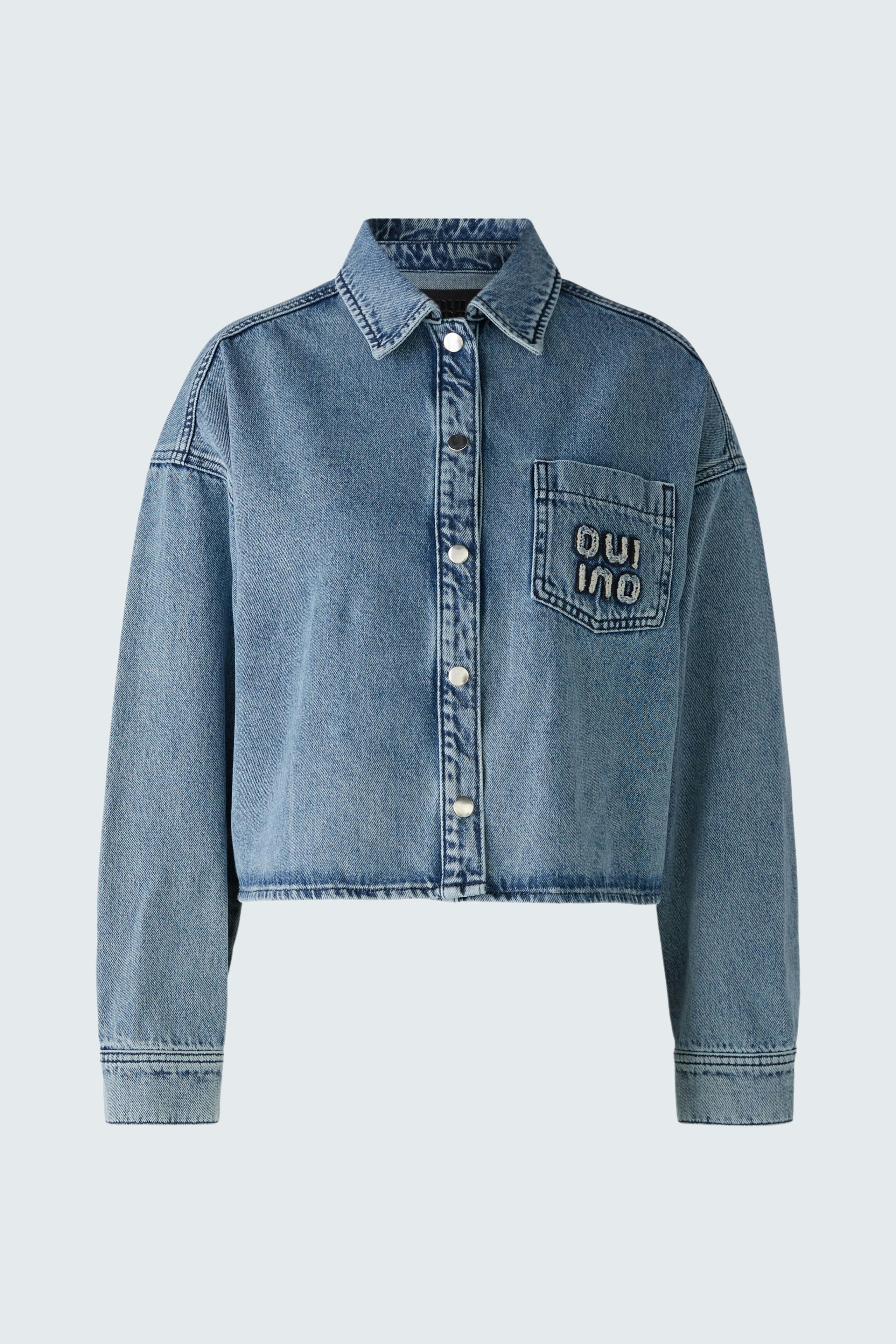Stylish women's denim jacket: A cropped design with a chest pocket and logo detail.