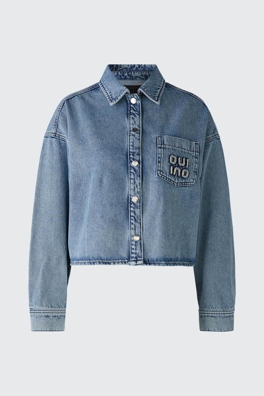 Stylish women's denim jacket: A cropped design with a chest pocket and logo detail.