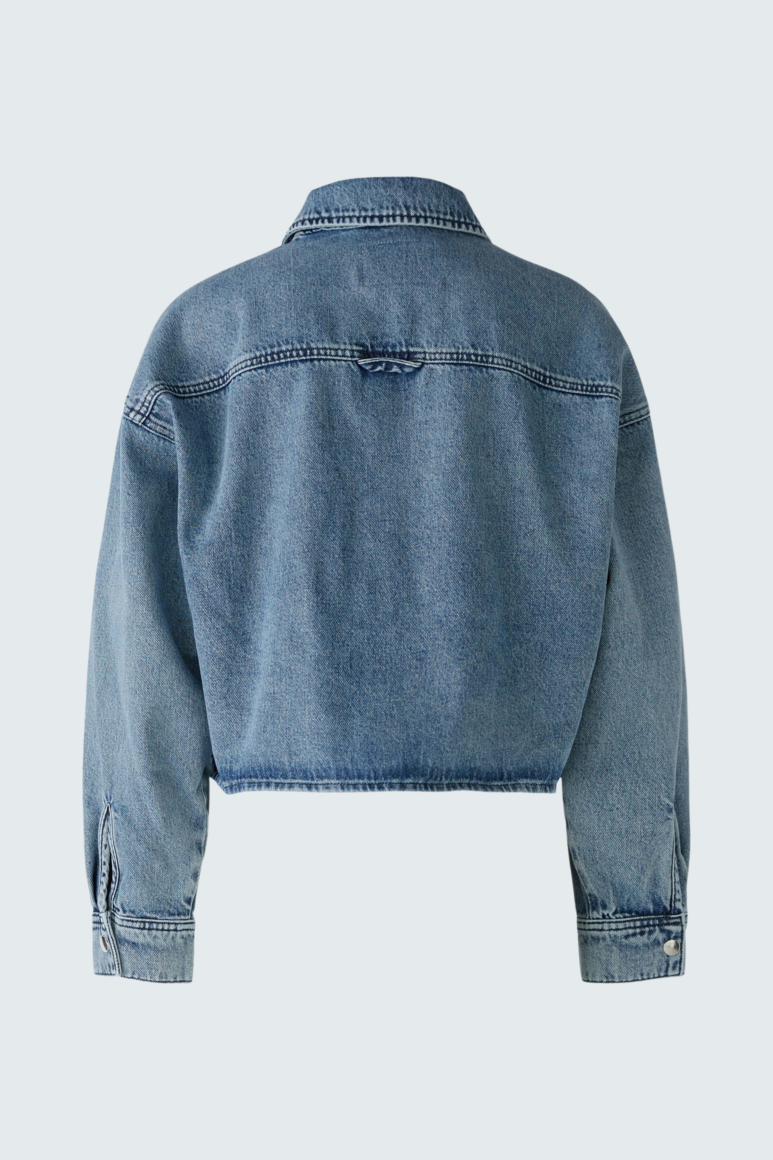 Stylish women's denim jacket: Back view of a cropped blue jacket with a classic collar.