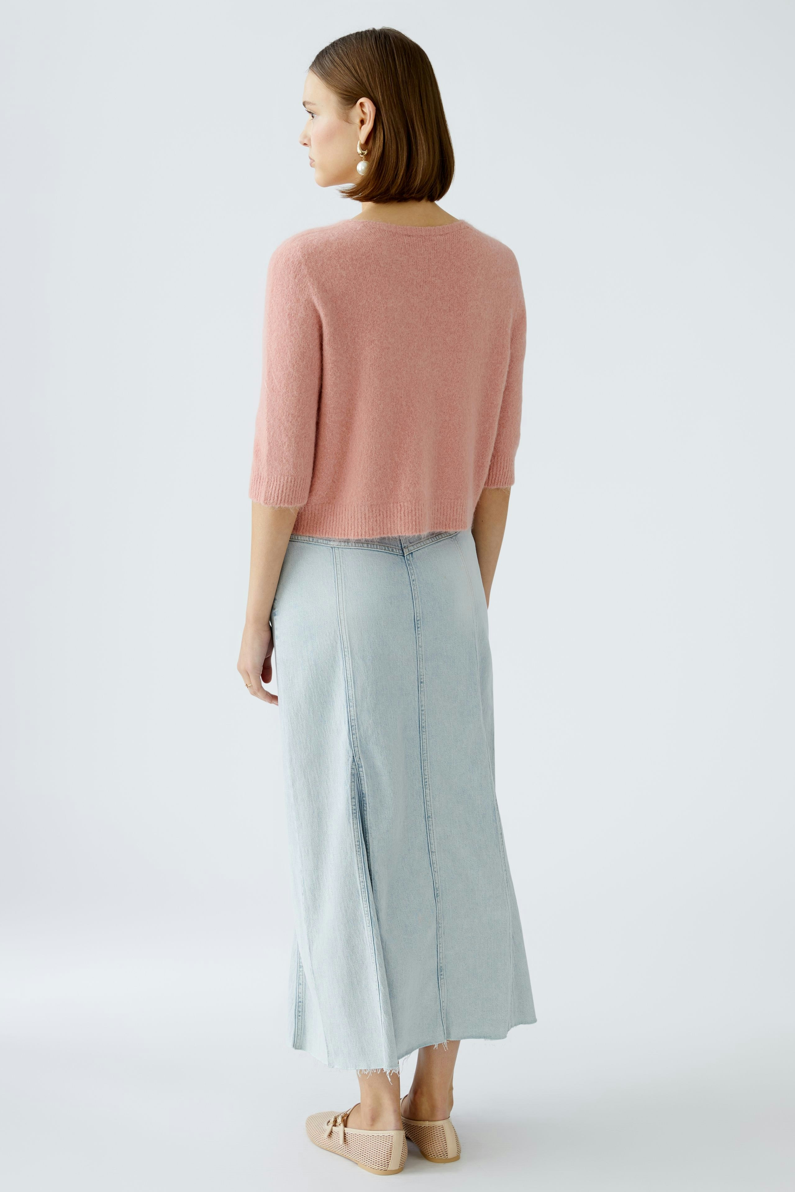 Feminine Strickjacke in zartem Rosa, lässig geschnitten, ideal für den Alltag.