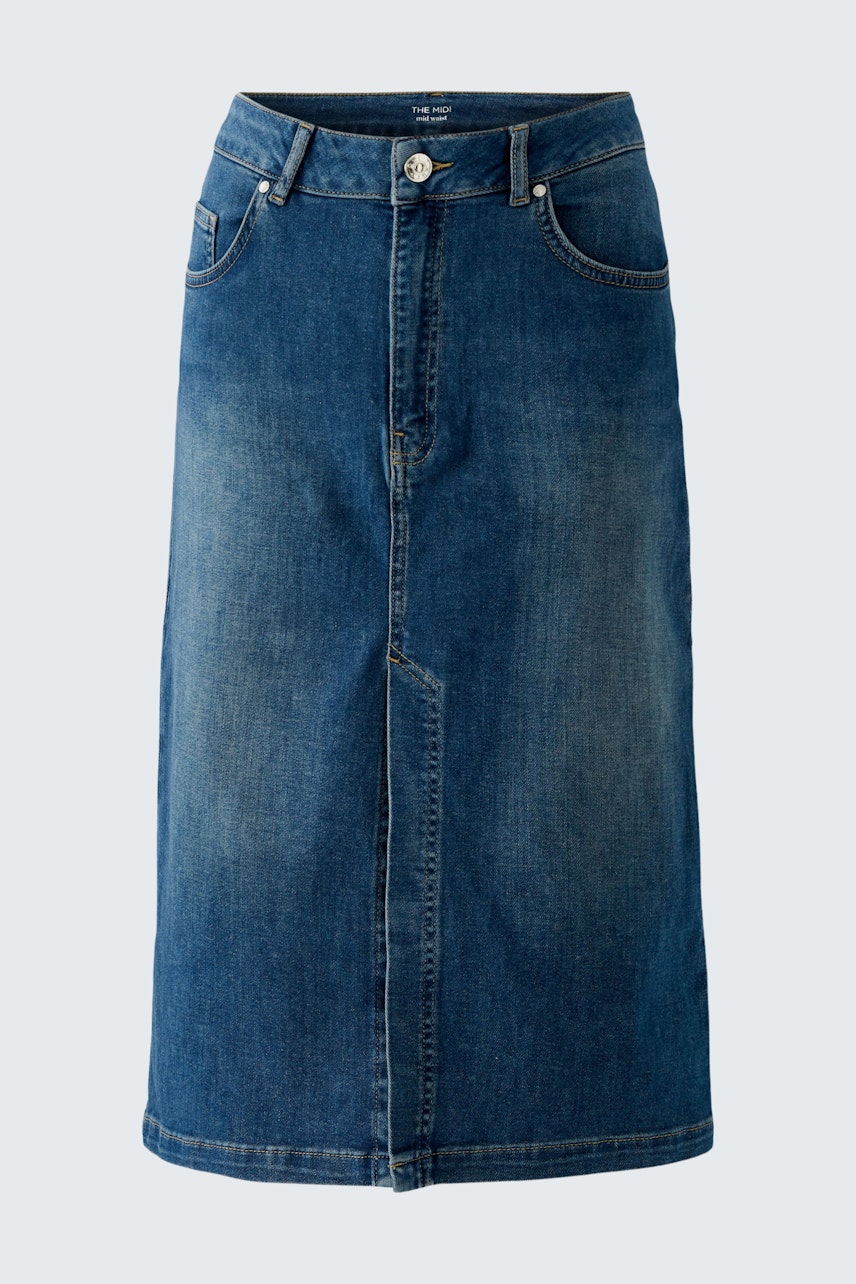 Classic denim skirt: A stylish blue denim skirt with a front button closure and a flattering silhouette.