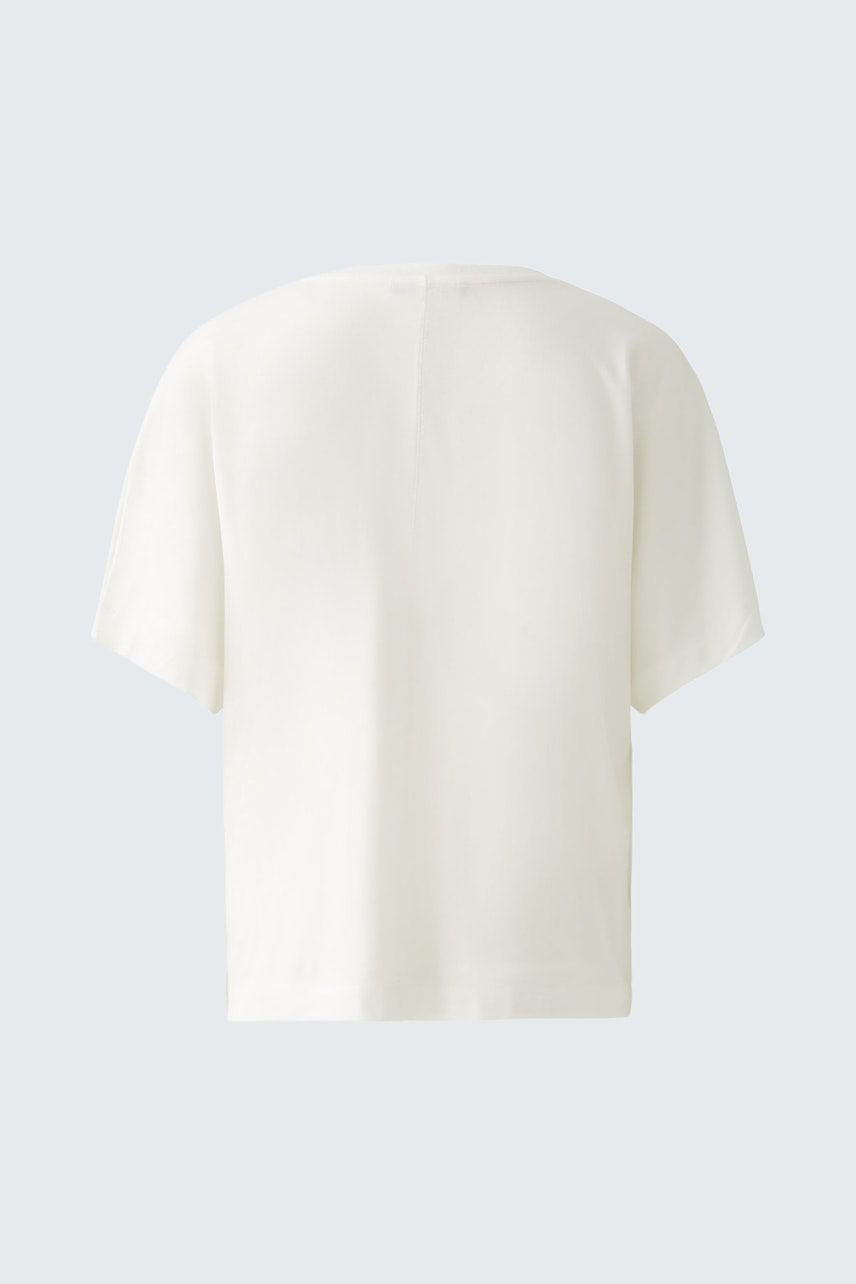 Stylish women's T-shirt: A simple white top with short sleeves, perfect for casual wear.