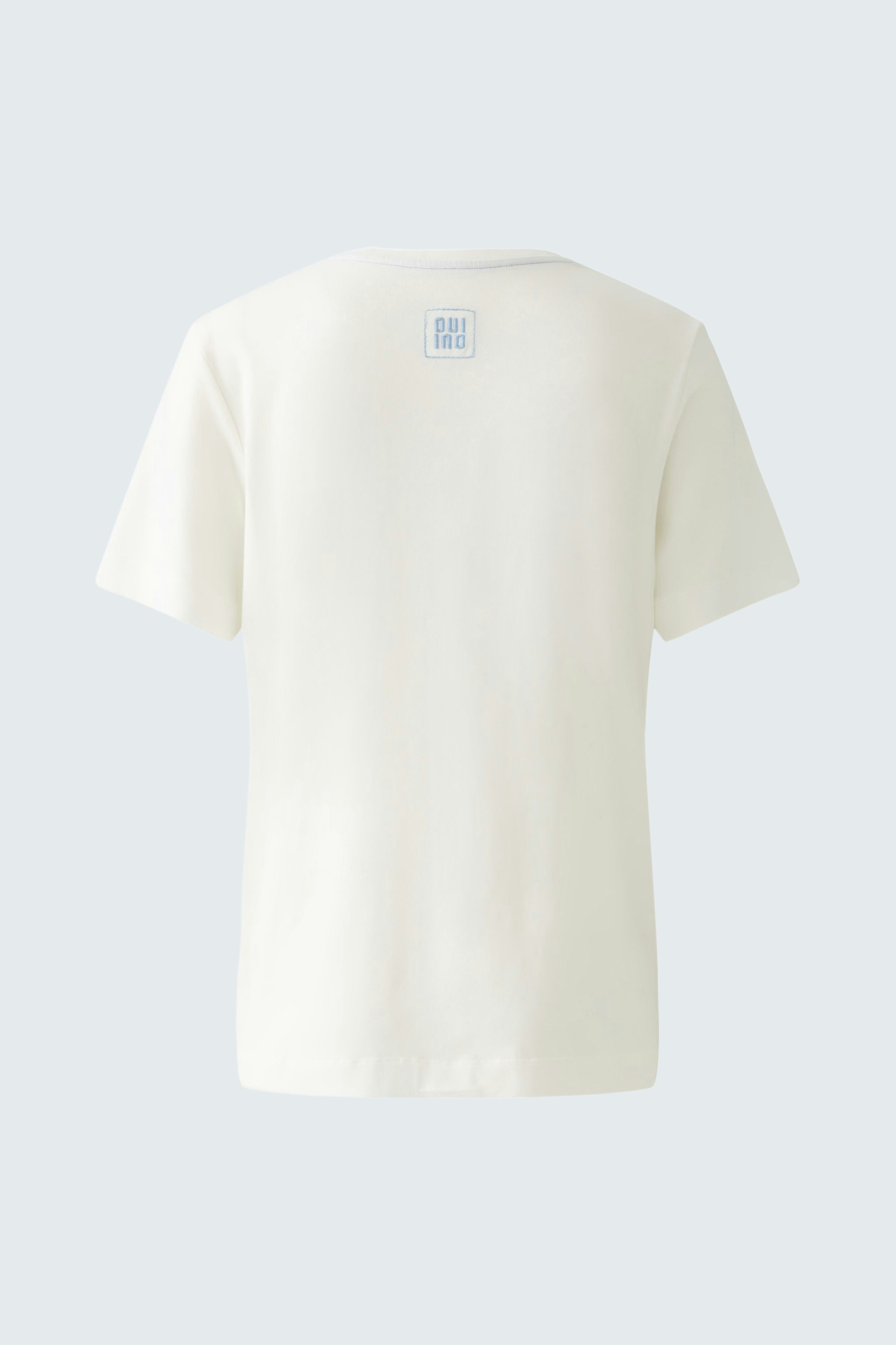 Classic women's T-shirt in soft white fabric, featuring a relaxed fit and short sleeves.