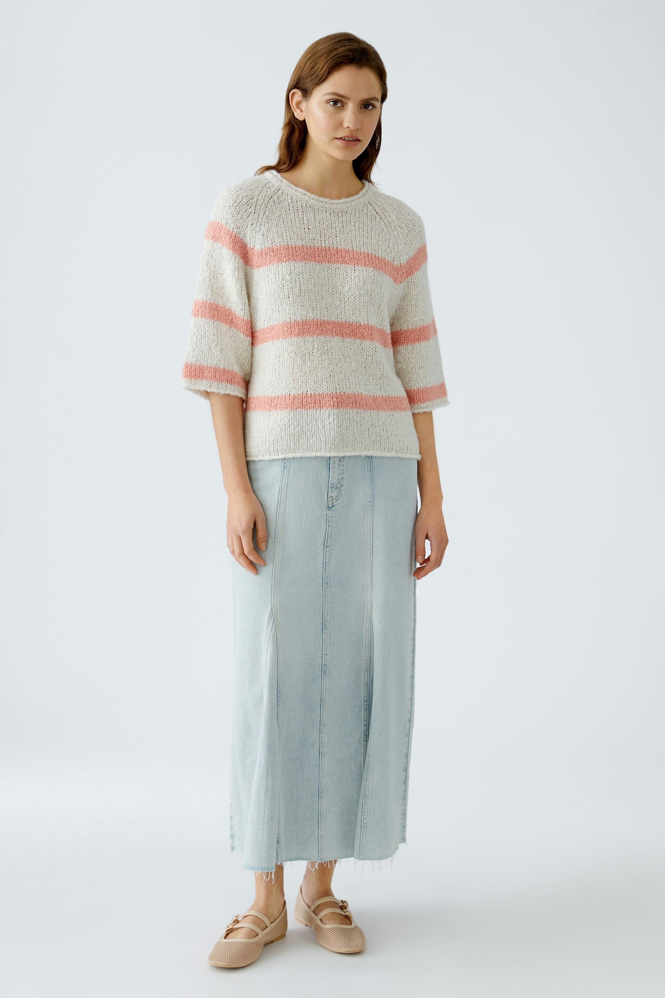 Damen-Pullover: Frau in gestreiftem, lässigem Pullover mit kurzen Ärmeln und Jeansrock.