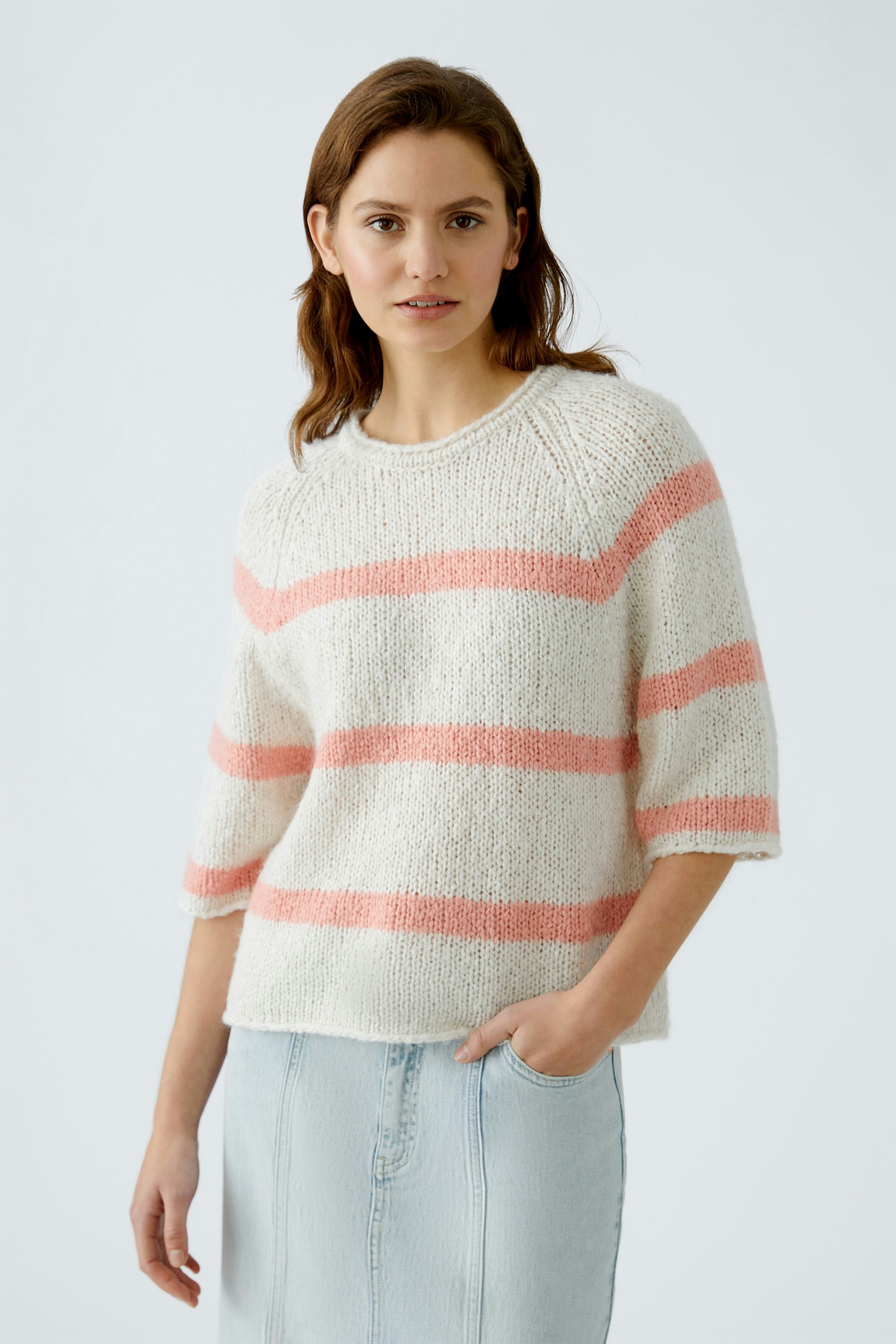 Damen-Pullover: Frau in gestreiftem, leichtem Pullover mit kurzen Ärmeln und lässigem Look.