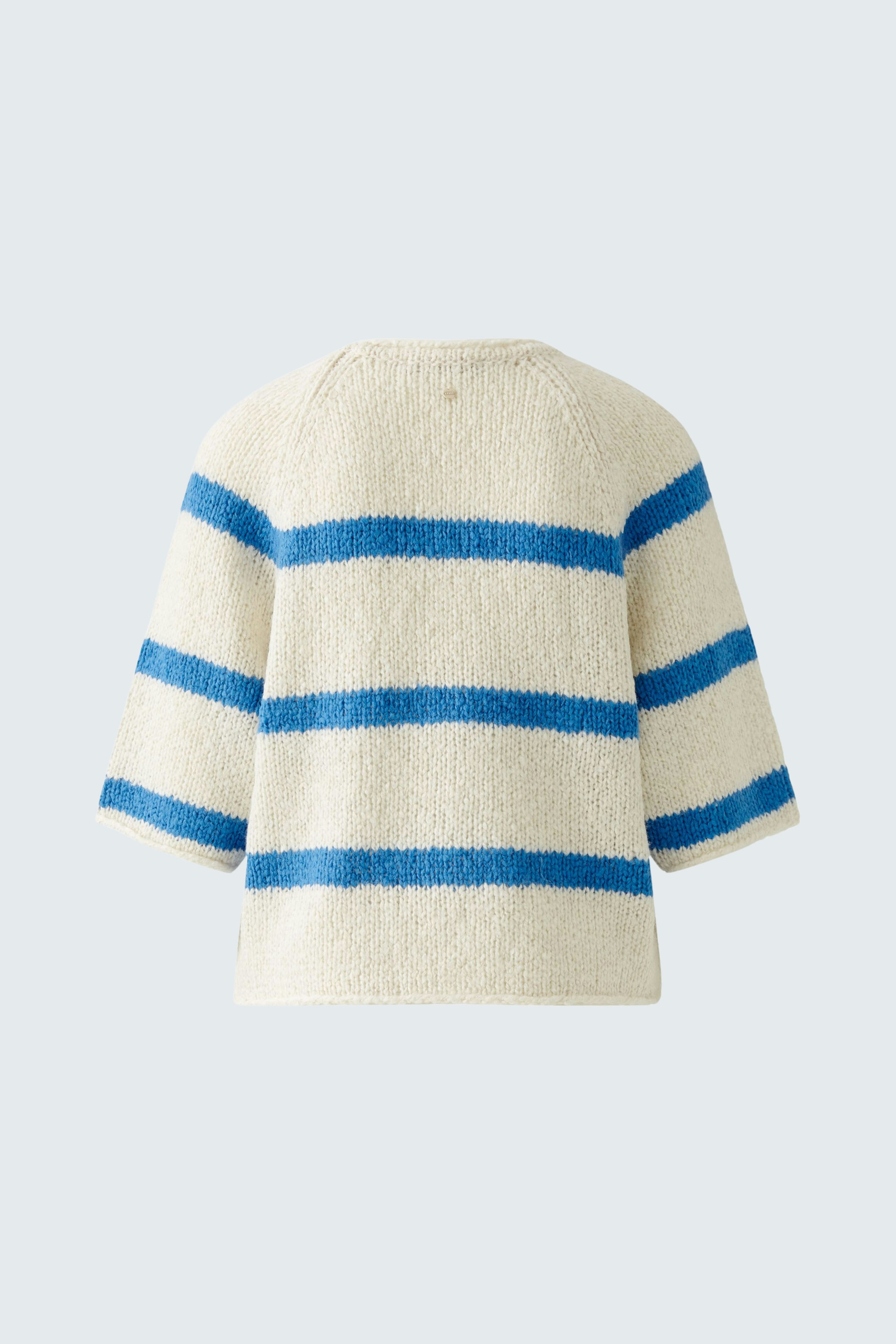 Bequemer Damen-Pullover in creme mit blauen Streifen, ideal für lässige Outfits.