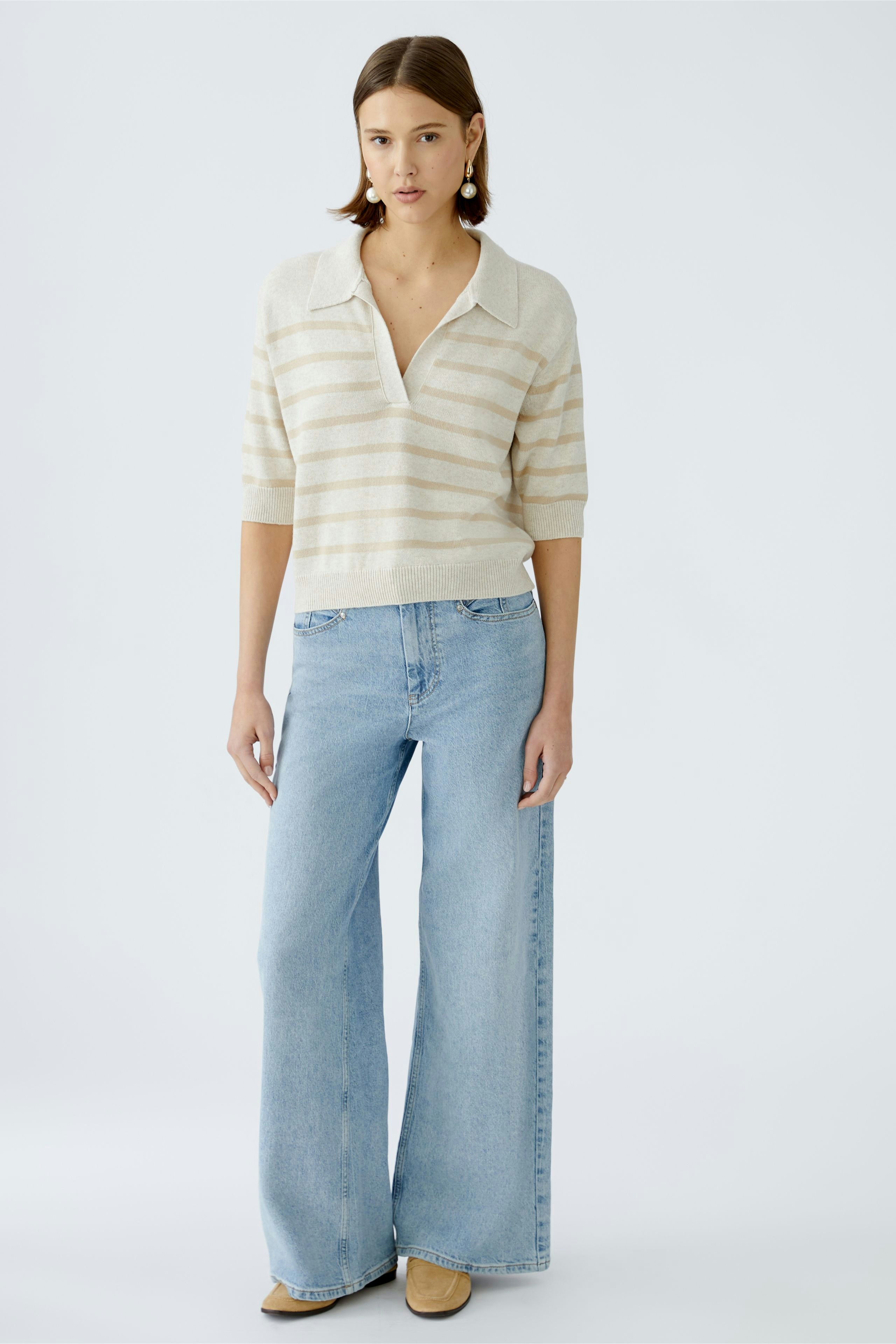 Stylish women's pullover: A woman in a striped pullover with a collar and relaxed fit.