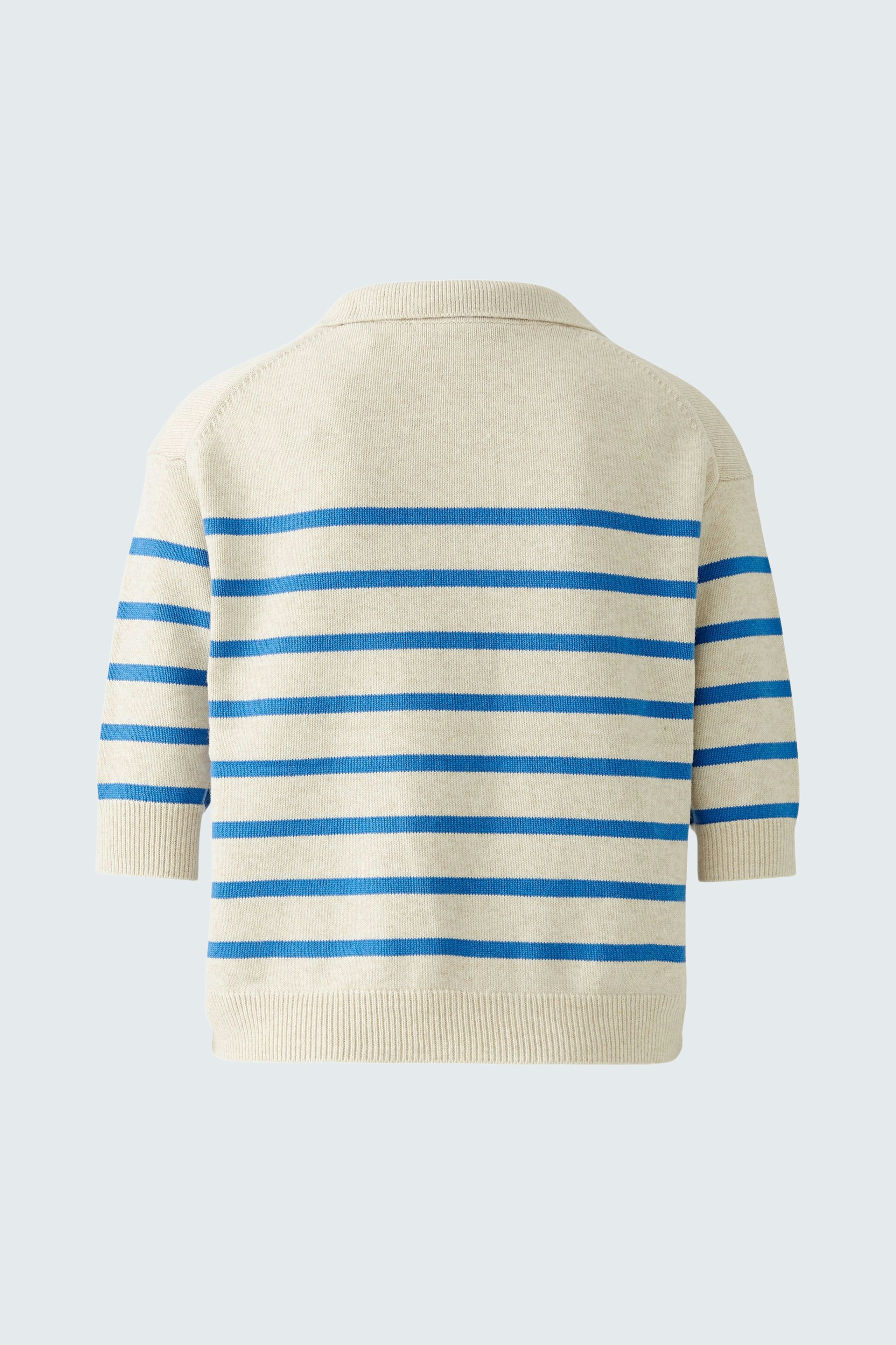 Bequemer Damen-Pullover in Creme mit blauen Streifen, ideal für lässige Outfits.