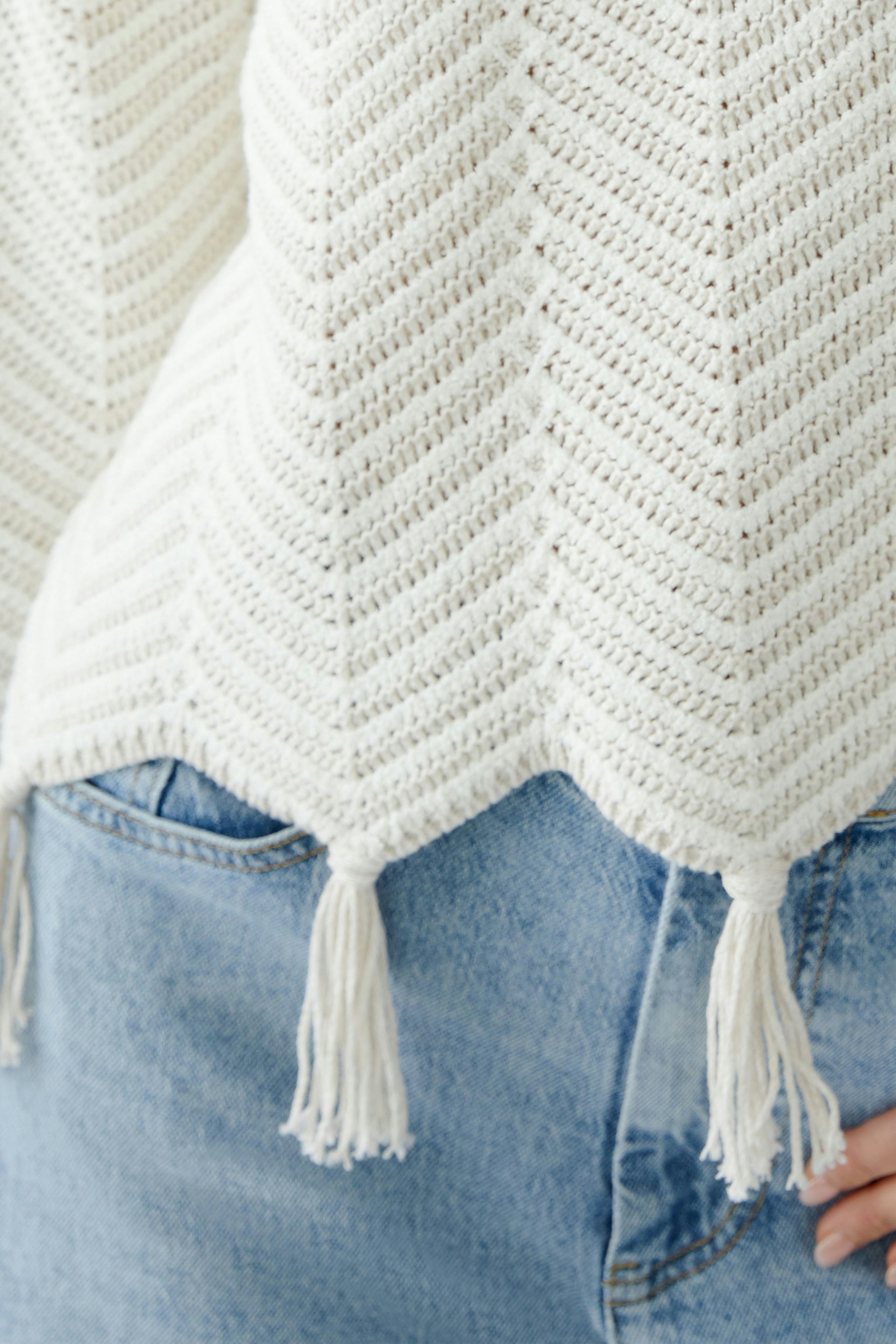 Eleganter Damen-Pullover in hellem Strick mit Fransen, ideal für lässige Outfits.