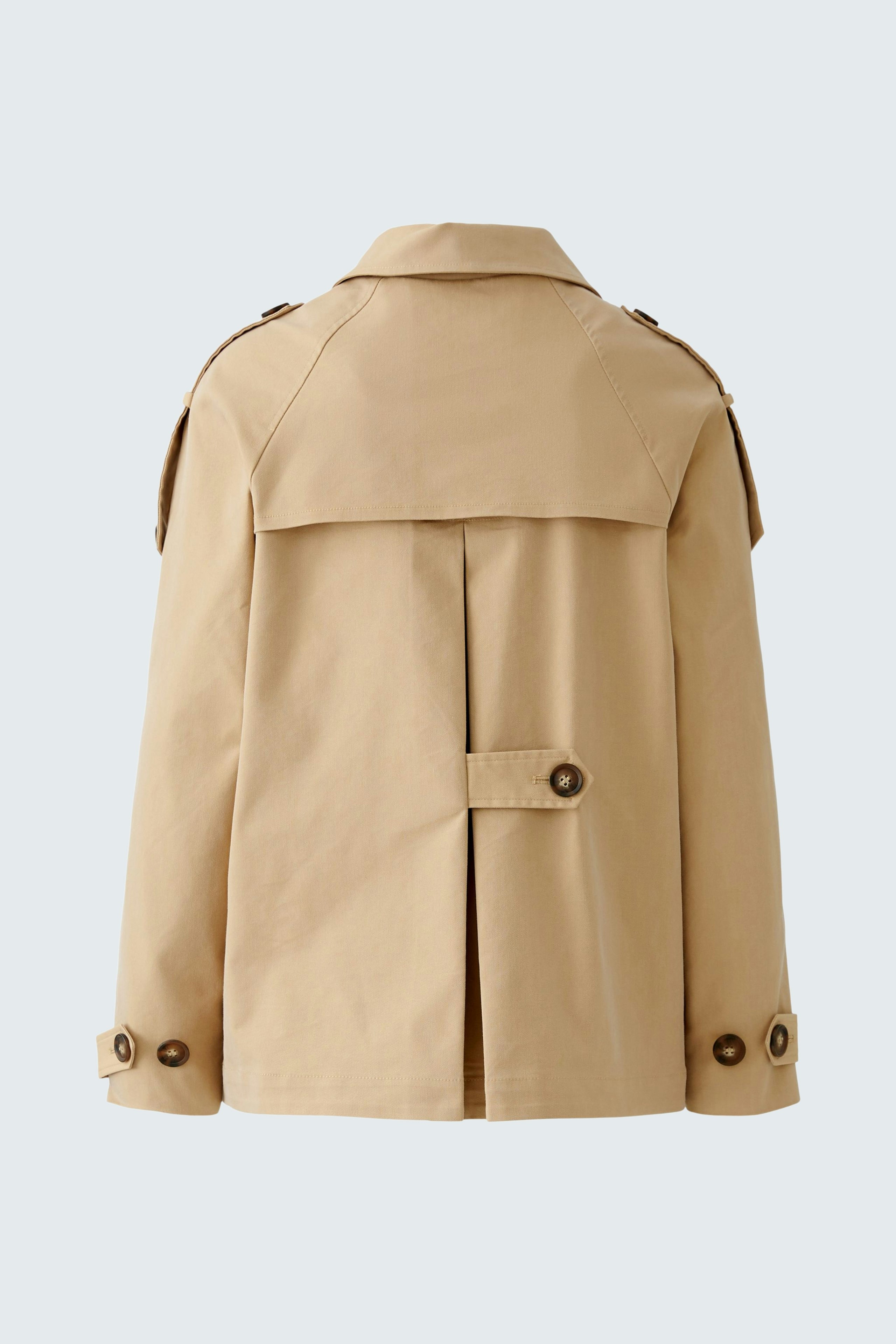 Beige Outdoorjacke: Rückansicht einer lässigen Damenjacke mit praktischen Knöpfen und modischem Schnitt.
