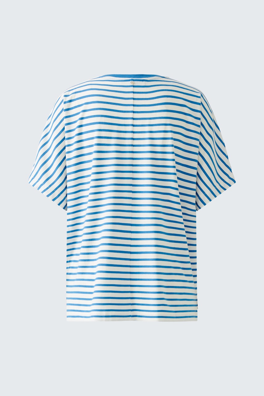 Lässiges Damen-T-Shirt: Rückansicht eines gestreiften Shirts in Blau und Weiß, ideal für den Sommer.