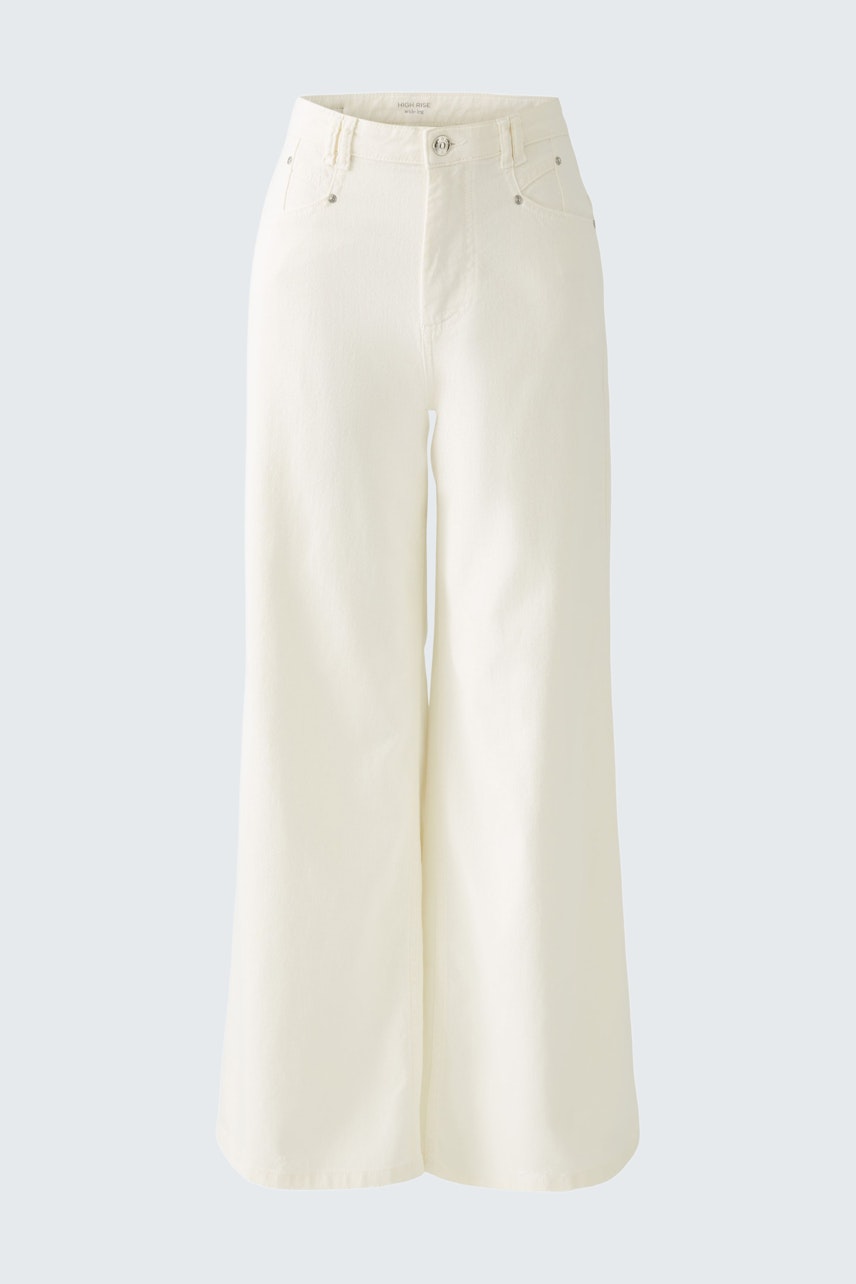 Stylish women's straight jeans in a light color, perfect for casual and chic outfits.