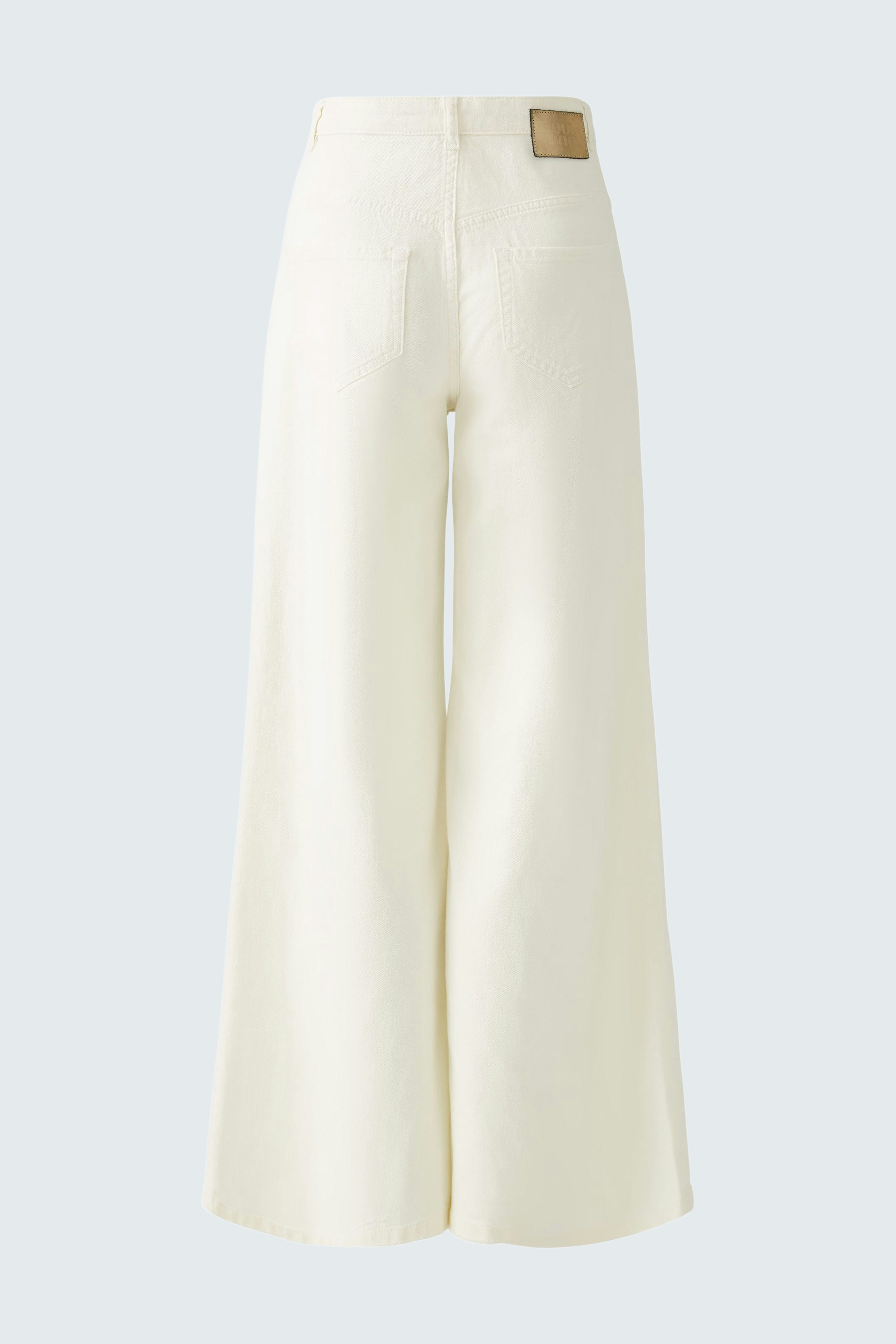 Stylish women's straight jeans in a light color, featuring a relaxed fit and classic design.