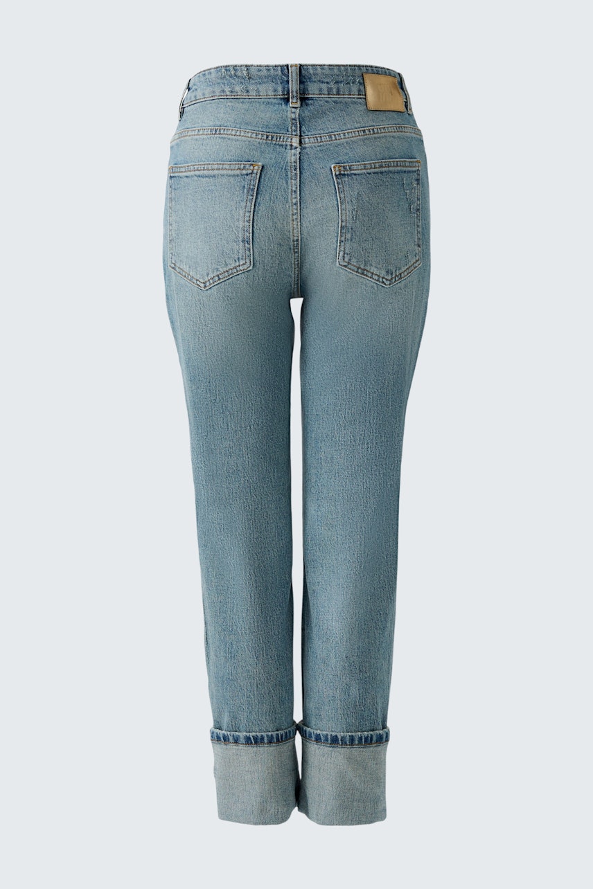 Stylish women's straight jeans in light blue denim with a classic cut and rolled cuffs.