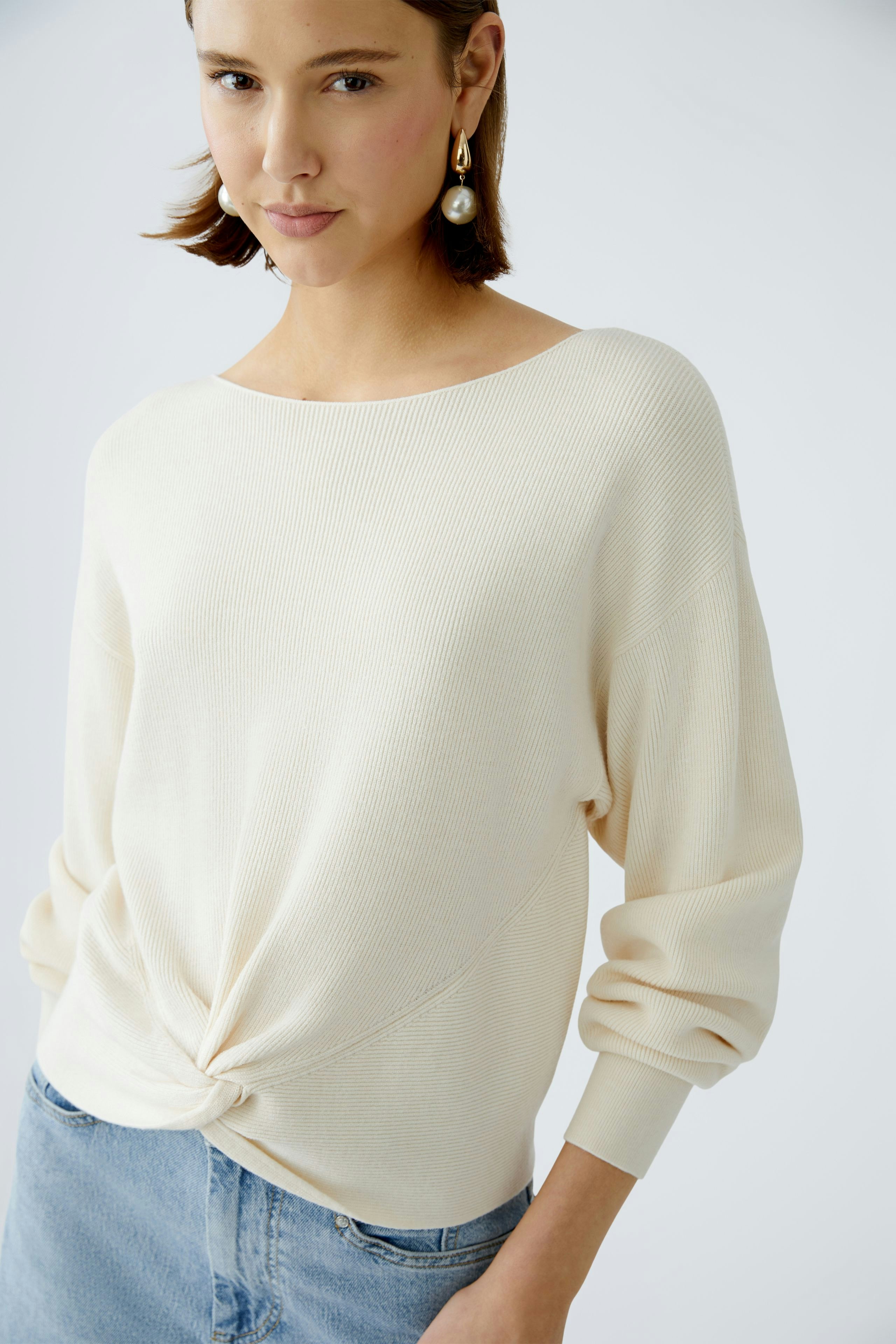 Eleganter Damen-Pullover in Creme mit lässigem Knoten-Detail und weiten Ärmeln.