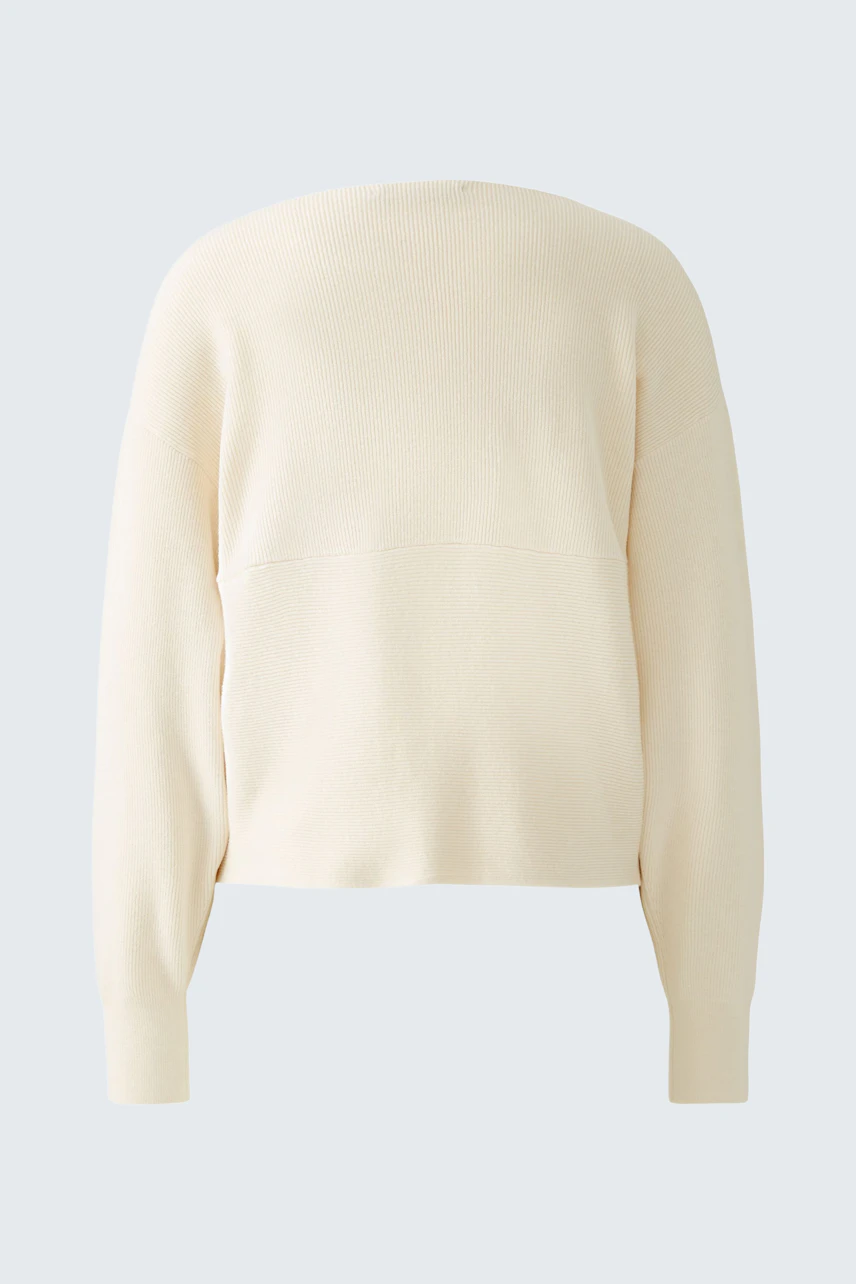 Stylish women's pullover in soft cream color, featuring a relaxed fit and minimalistic design.