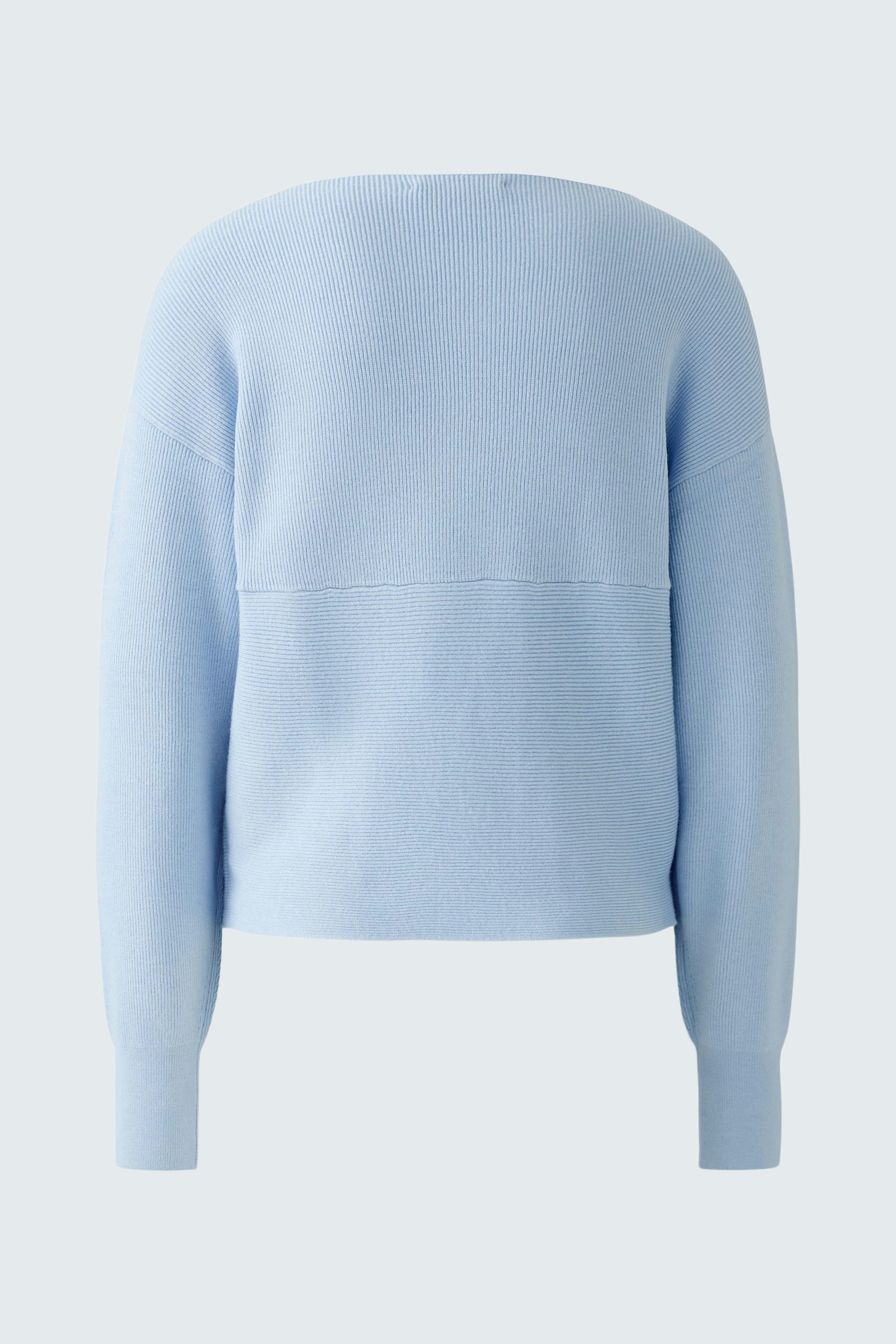 Stylish women's pullover in soft blue, featuring a relaxed fit and minimalistic design.