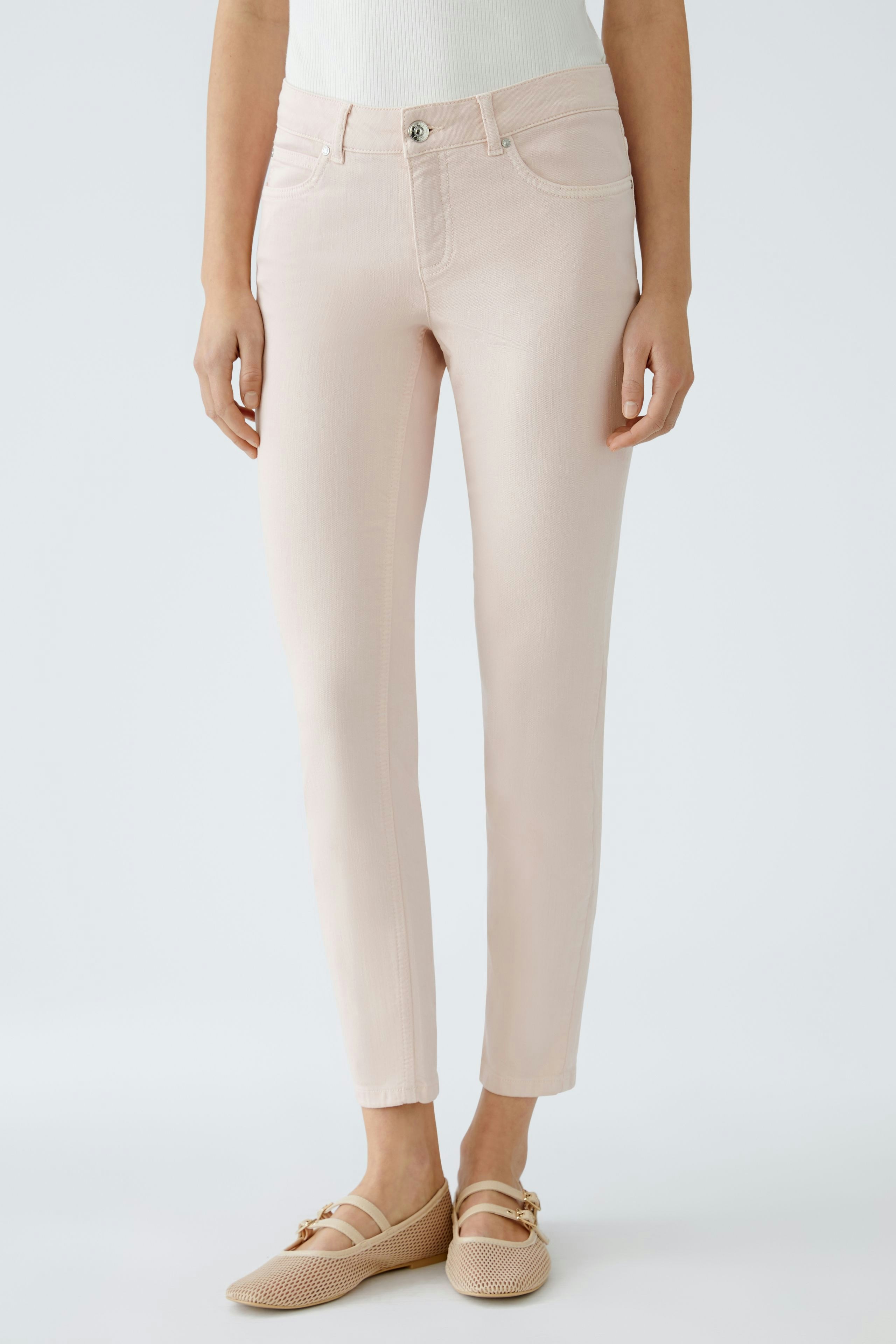 Elegante Jeggings in zartem Rosa: Frau trägt figurbetonte, bequeme Hose mit lässigem Look.