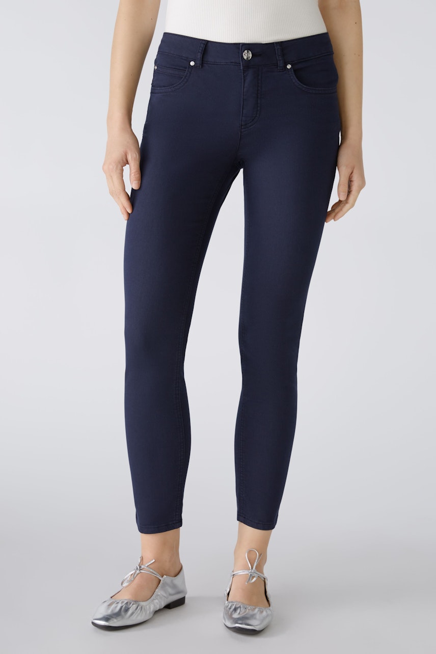 Elegante Jeggings für Damen: Figurbetonte, navyfarbene Hose mit schmalem Schnitt und praktischen Taschen.