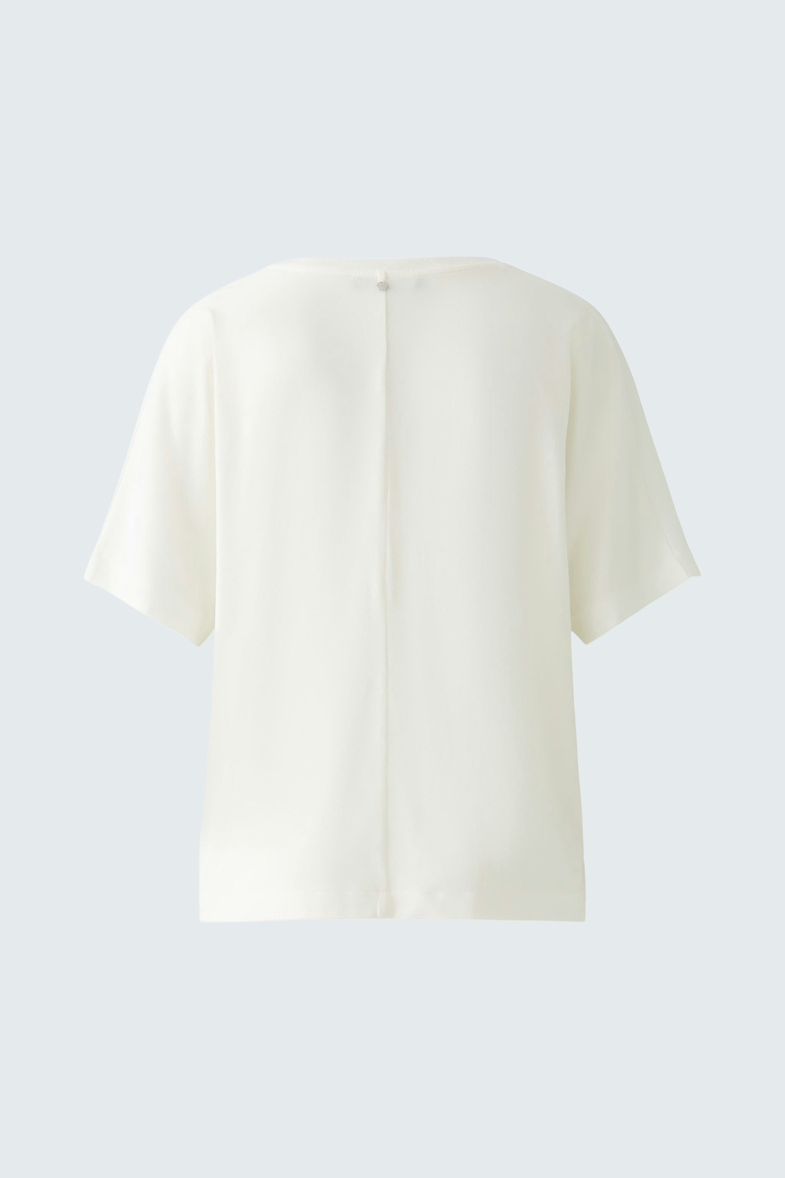 Elegantes Damen-T-Shirt in Weiß mit lässigem Schnitt und Rückenschlitz für einen modernen Look.