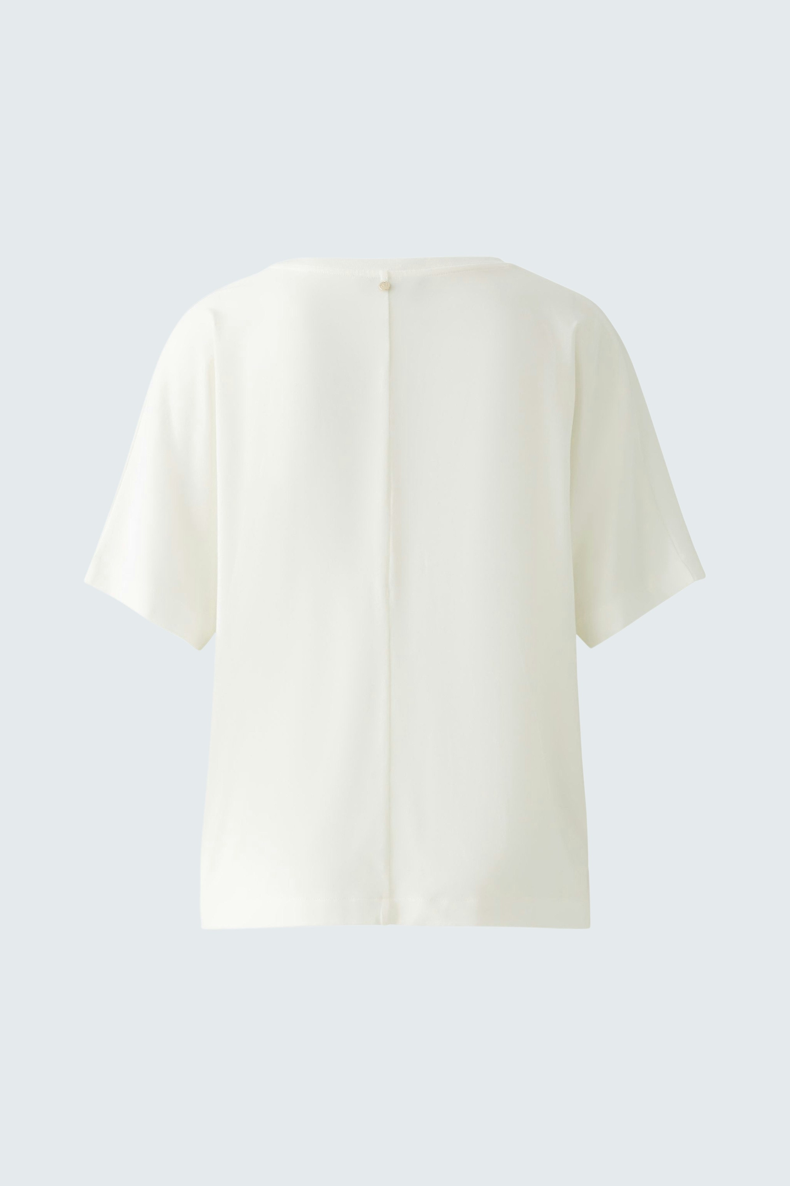 Elegantes Damen-T-Shirt in Weiß mit lässigem Schnitt und Rückenschlitz für einen modernen Look.