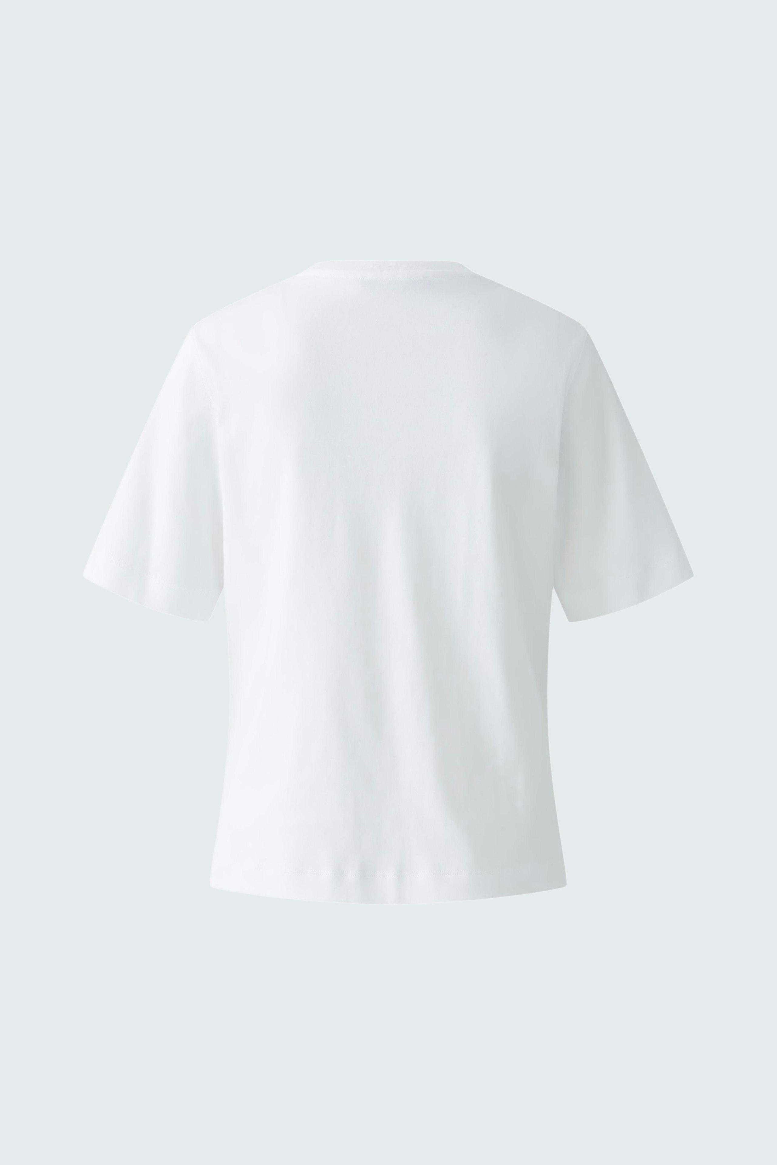 Stylish women's T-shirt: A simple white tee with a relaxed fit, perfect for casual wear.