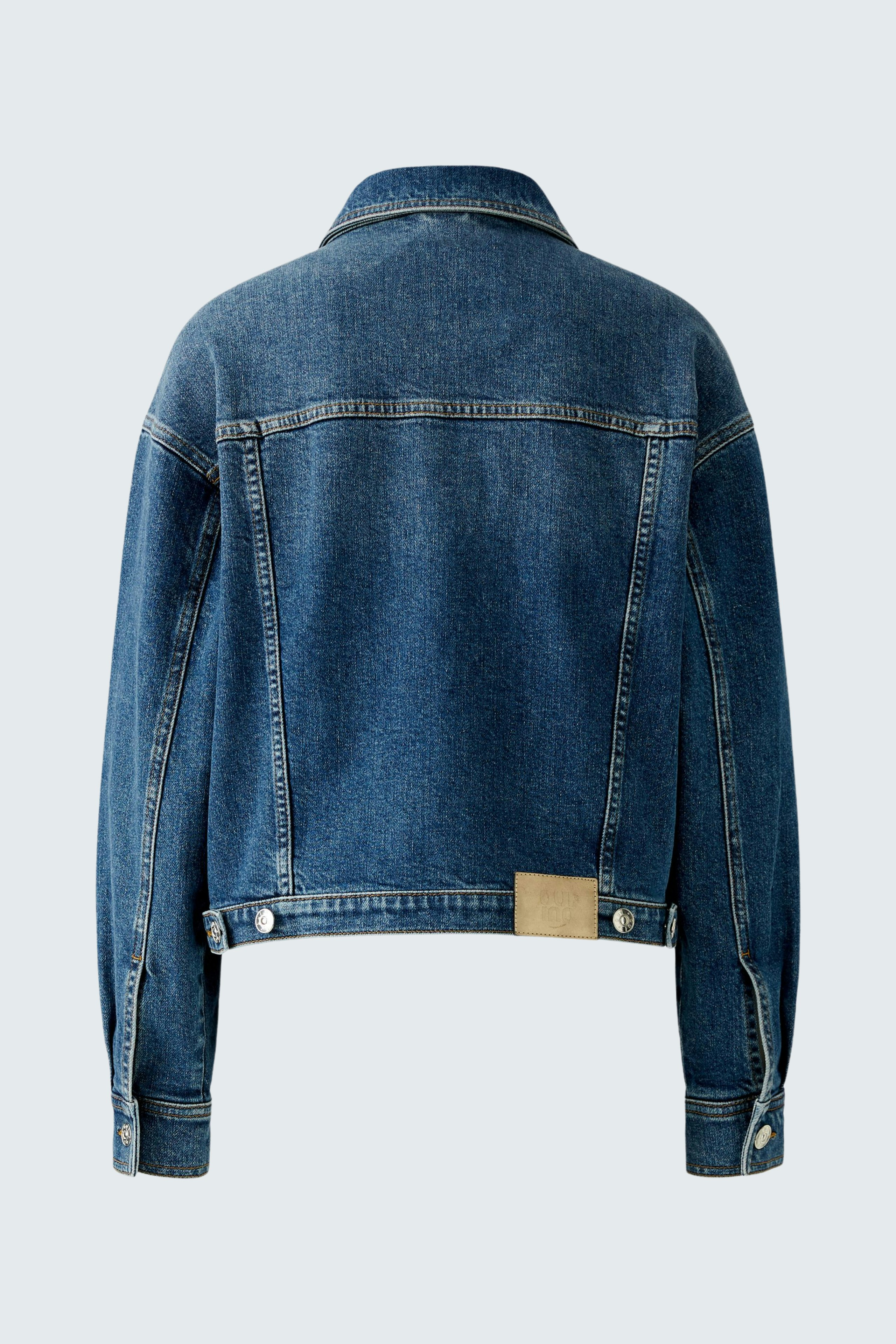Stylish women's denim jacket: Classic blue design with a relaxed fit and timeless appeal.