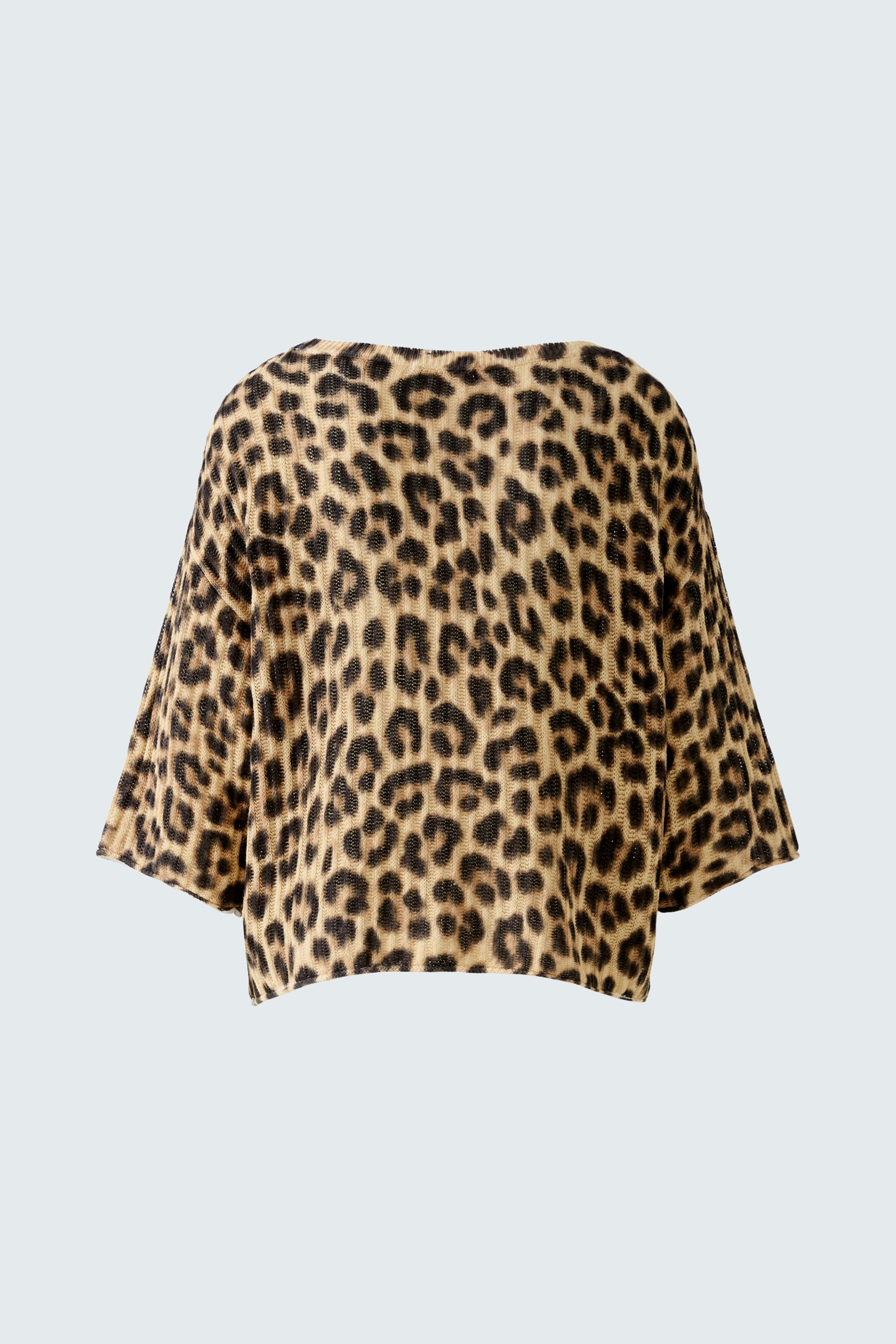 Stylish women's pullover in a trendy leopard print, perfect for a chic and casual look.