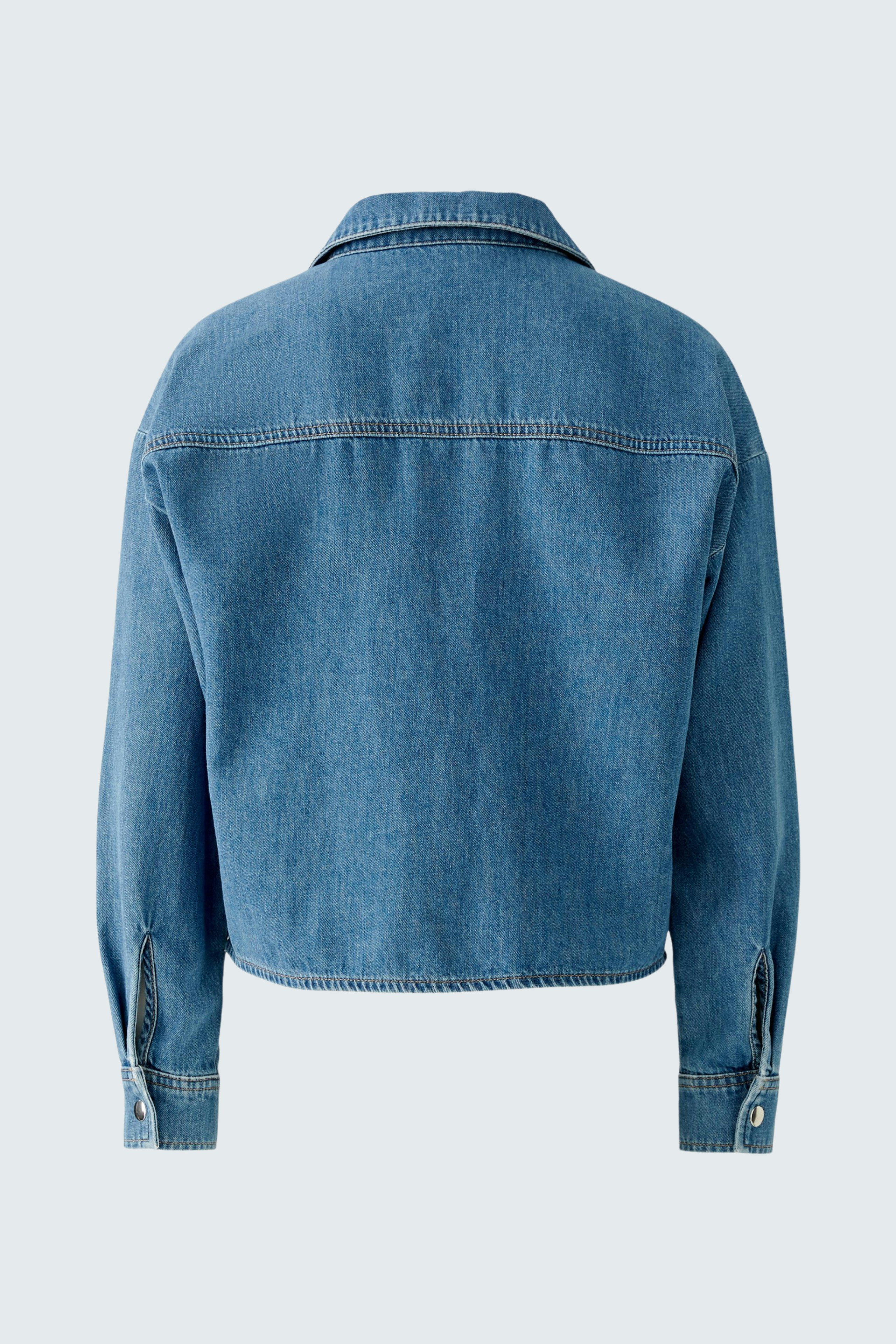 Klassisches Jeanshemd: Rückansicht eines blauen, lässigen Damenjeanshemds mit langen Ärmeln.