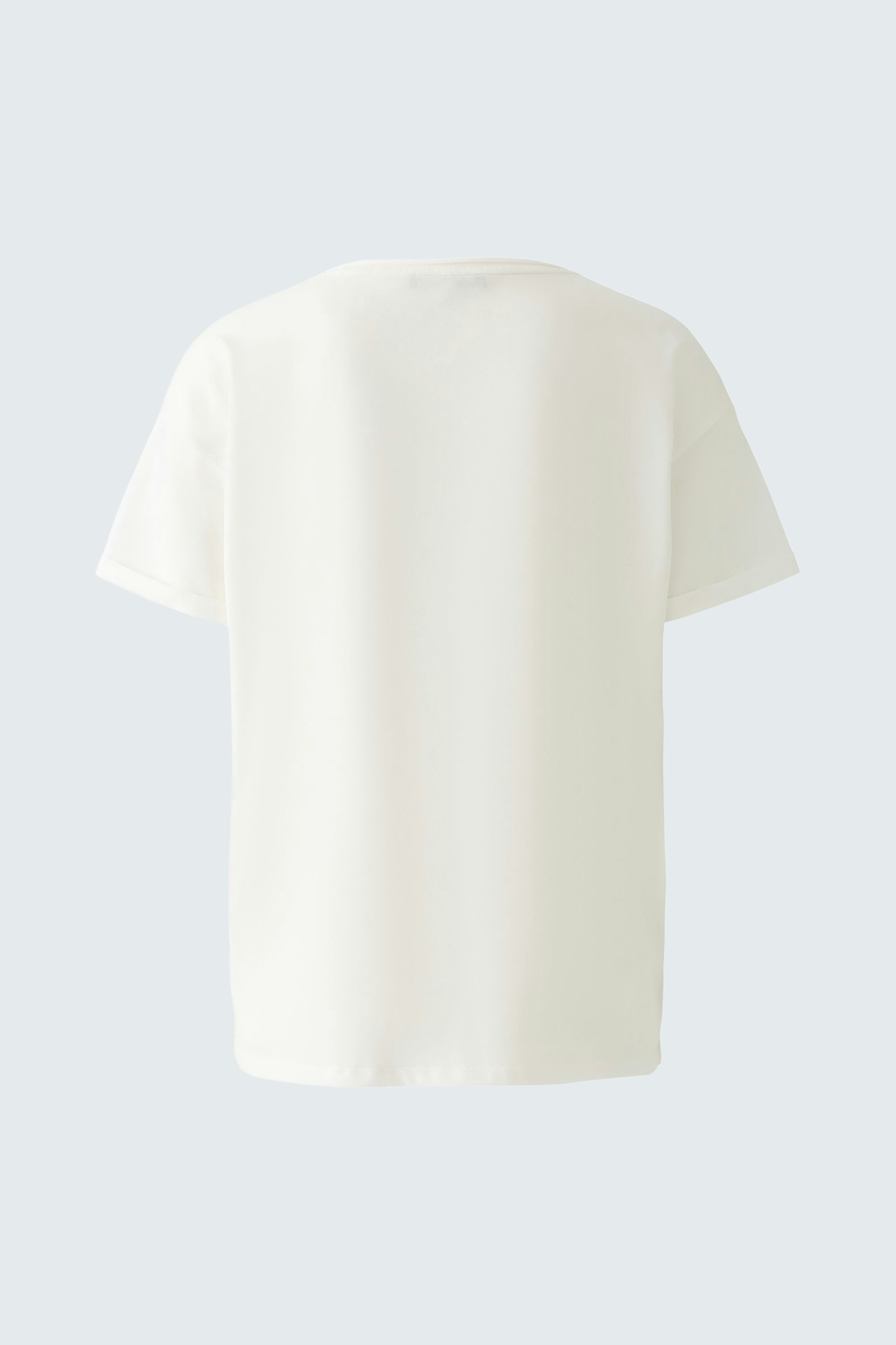 Stylish women's T-shirt: A simple white tee with a relaxed fit, perfect for casual wear.