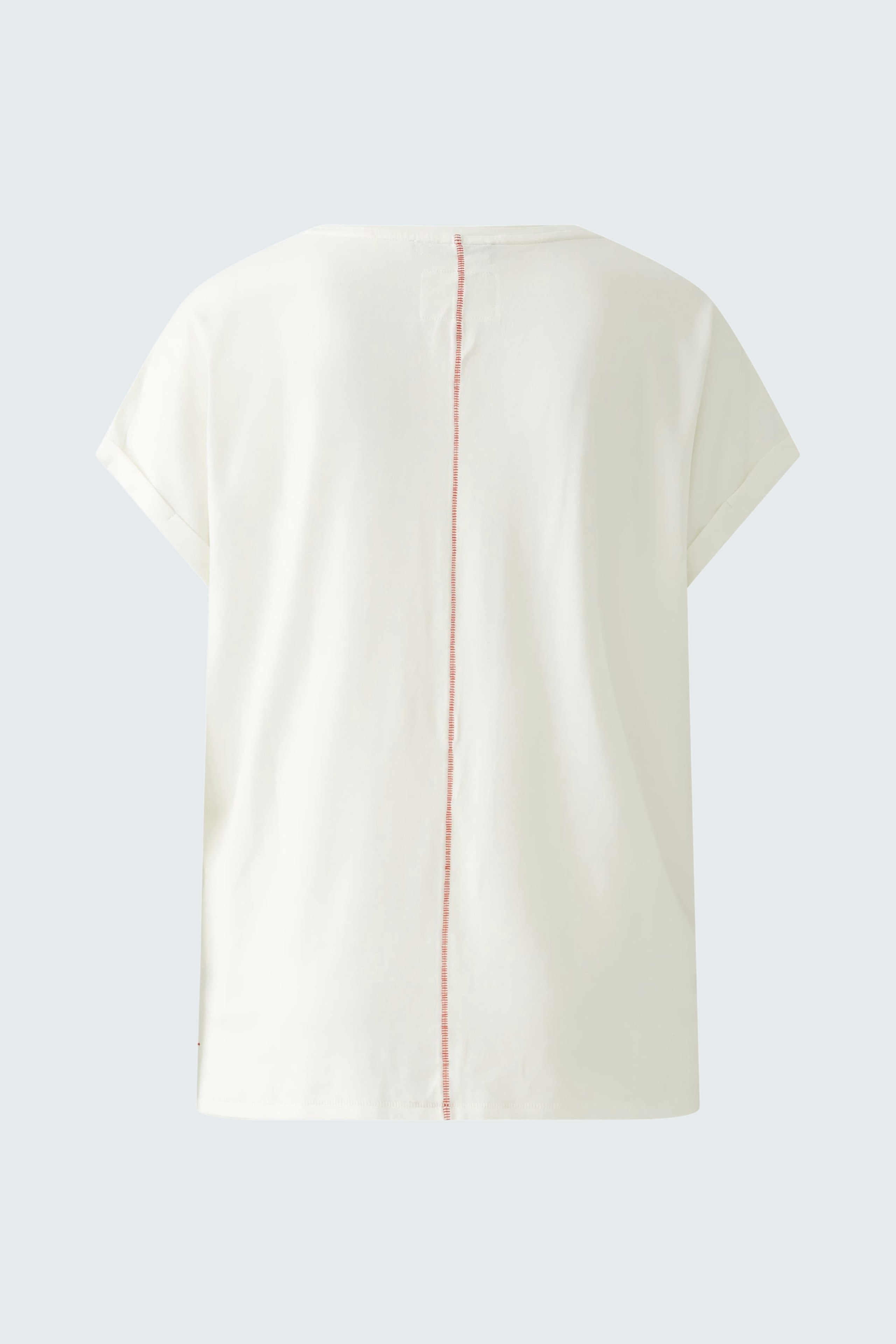 Bequemes Damen-T-Shirt in Weiß mit lässigem Schnitt und rotem Nahtdetail auf der Rückseite.