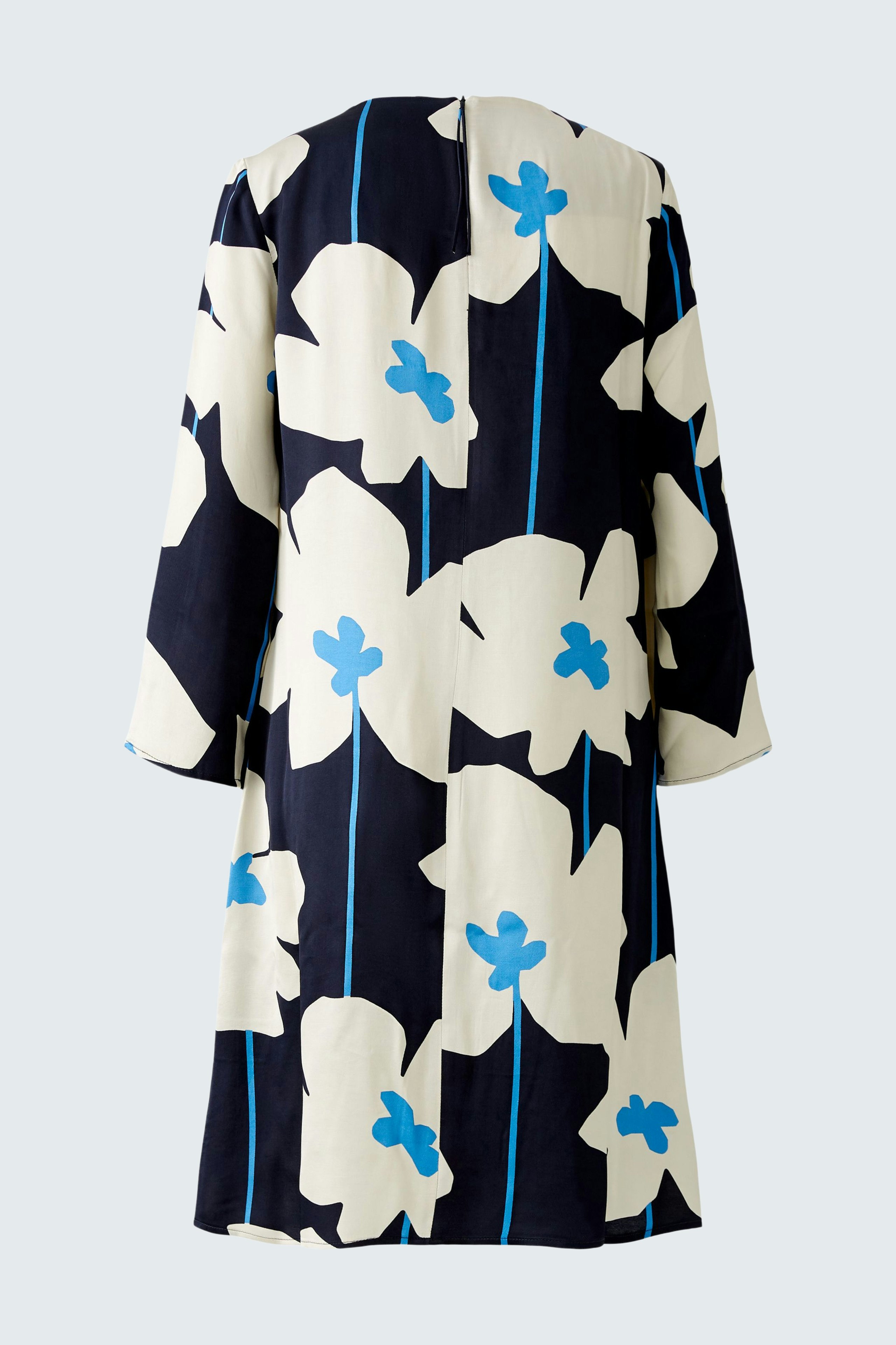 A-Linien-Kleid: Elegantes Damenkleid mit floralem Muster in Blau und Weiß, ideal für den Sommer.