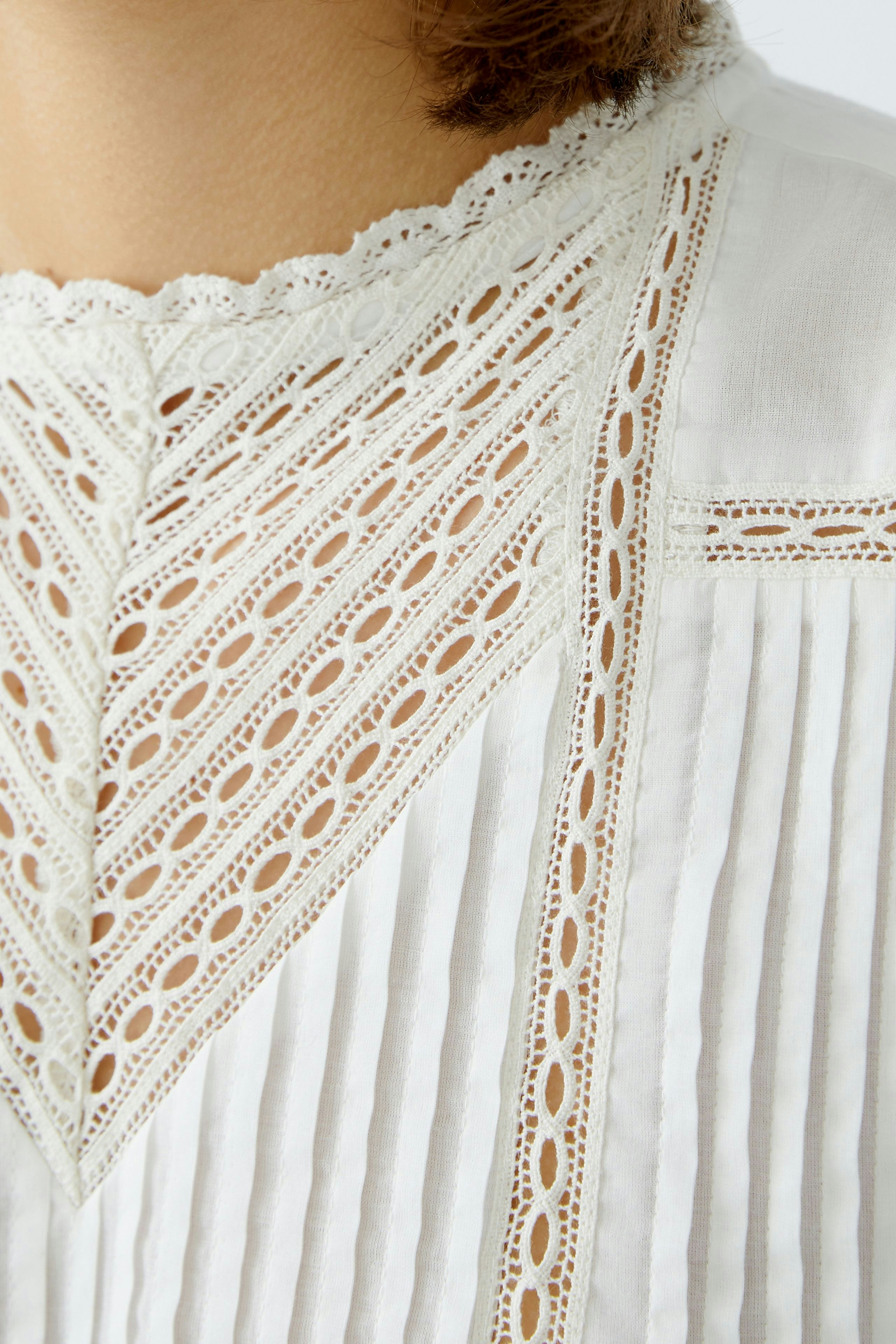 Elegante Damen-Bluse: Feine weiße Bluse mit zarten Spitzen-Details und plissierten Elementen.