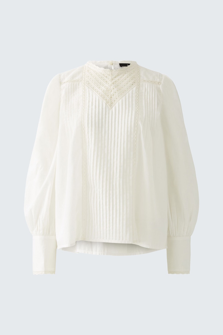 Elegant women's blouse in white with textured details and puffed sleeves.