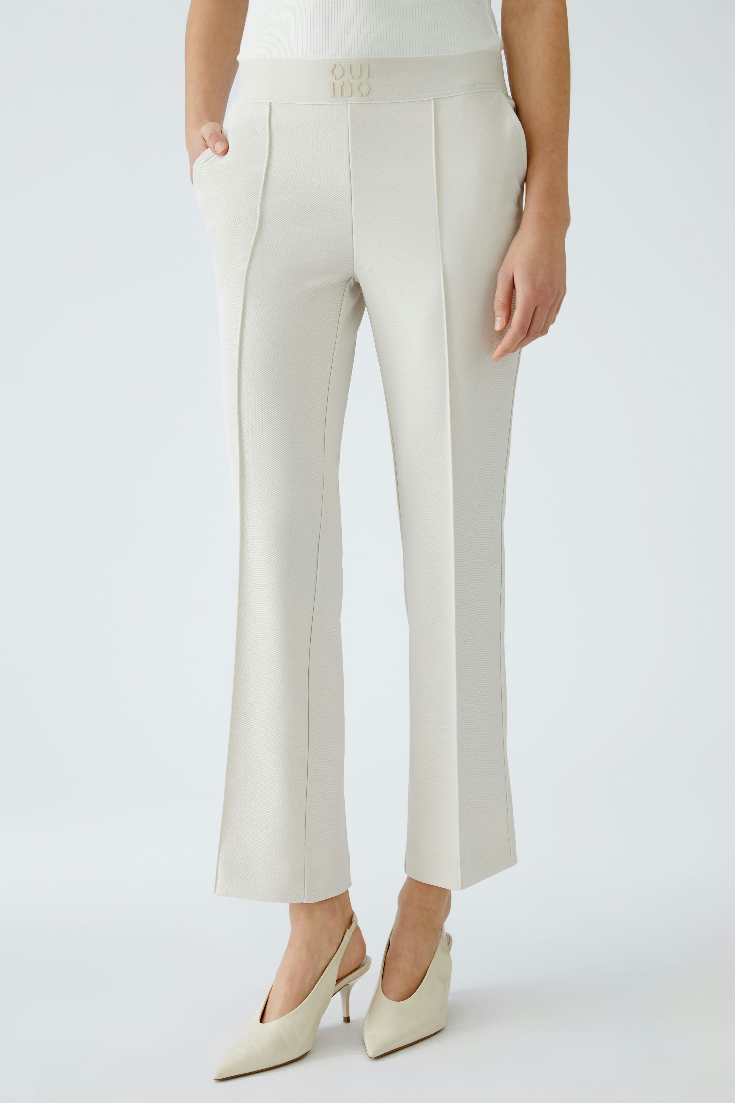 Elegant women's trousers in light beige with a tailored fit and stylish pockets.