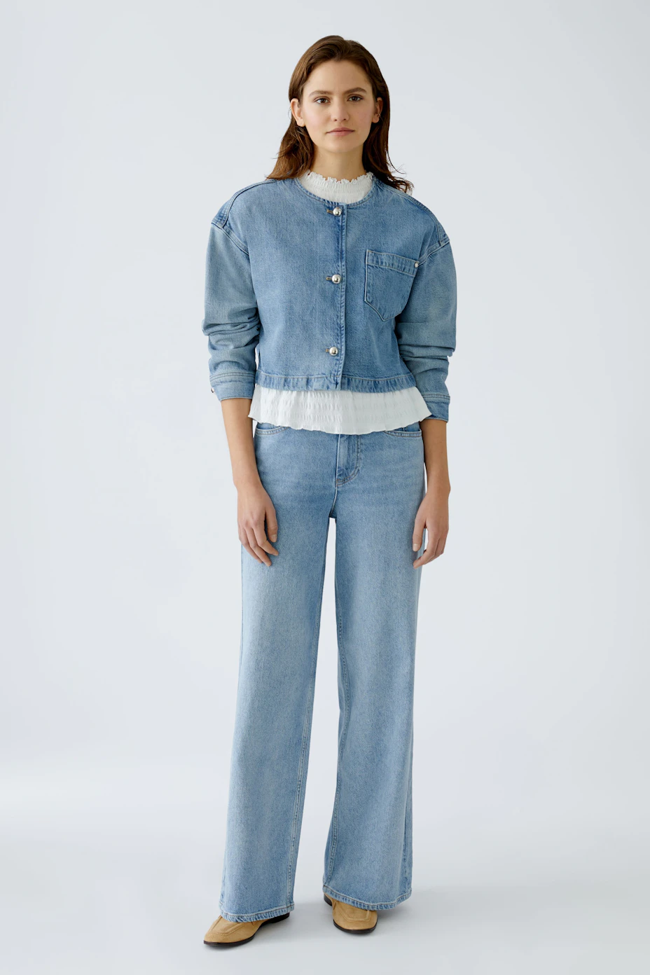 Stylish women's denim jacket: Light blue cropped design with button closure and pocket.