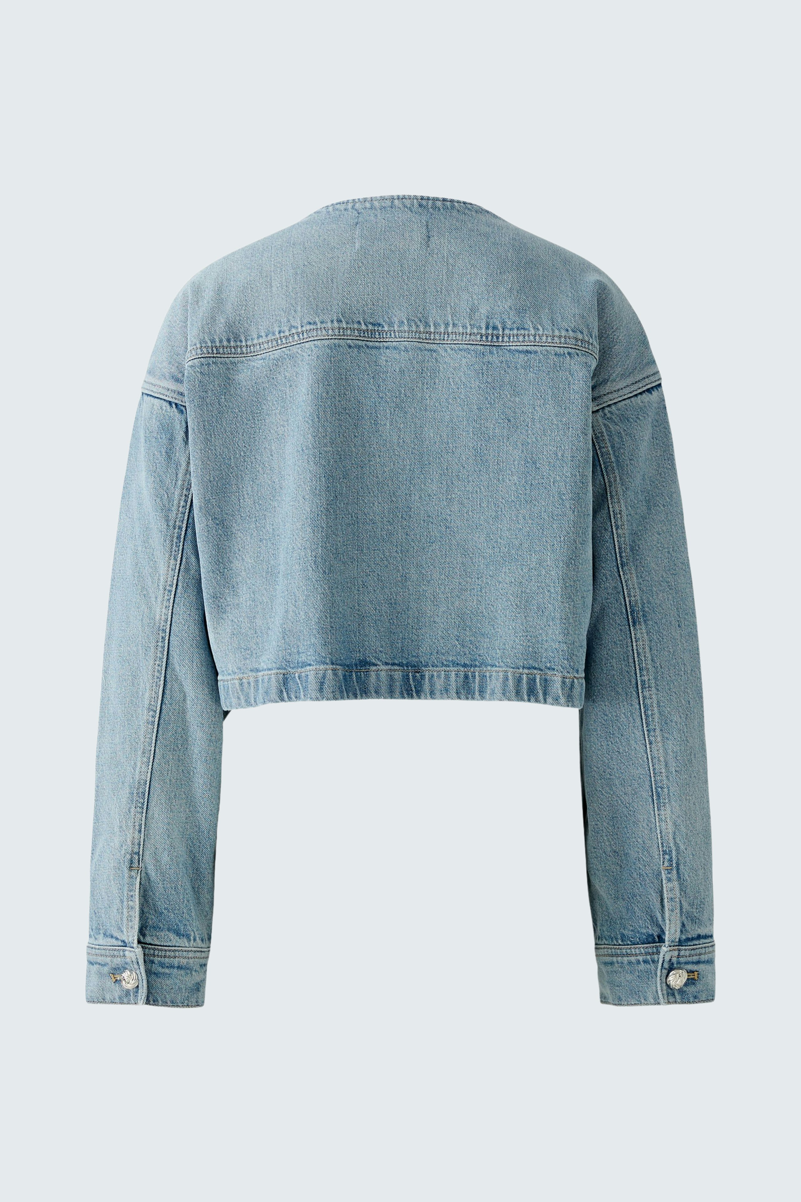 Moderne Jeansjacke: Rückansicht einer lässigen, hellblauen Damen-Jeansjacke mit cropped Schnitt.