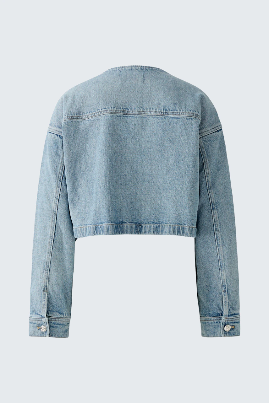 Moderne Jeansjacke: Rückansicht einer lässigen, hellblauen Damen-Jeansjacke mit cropped Schnitt.