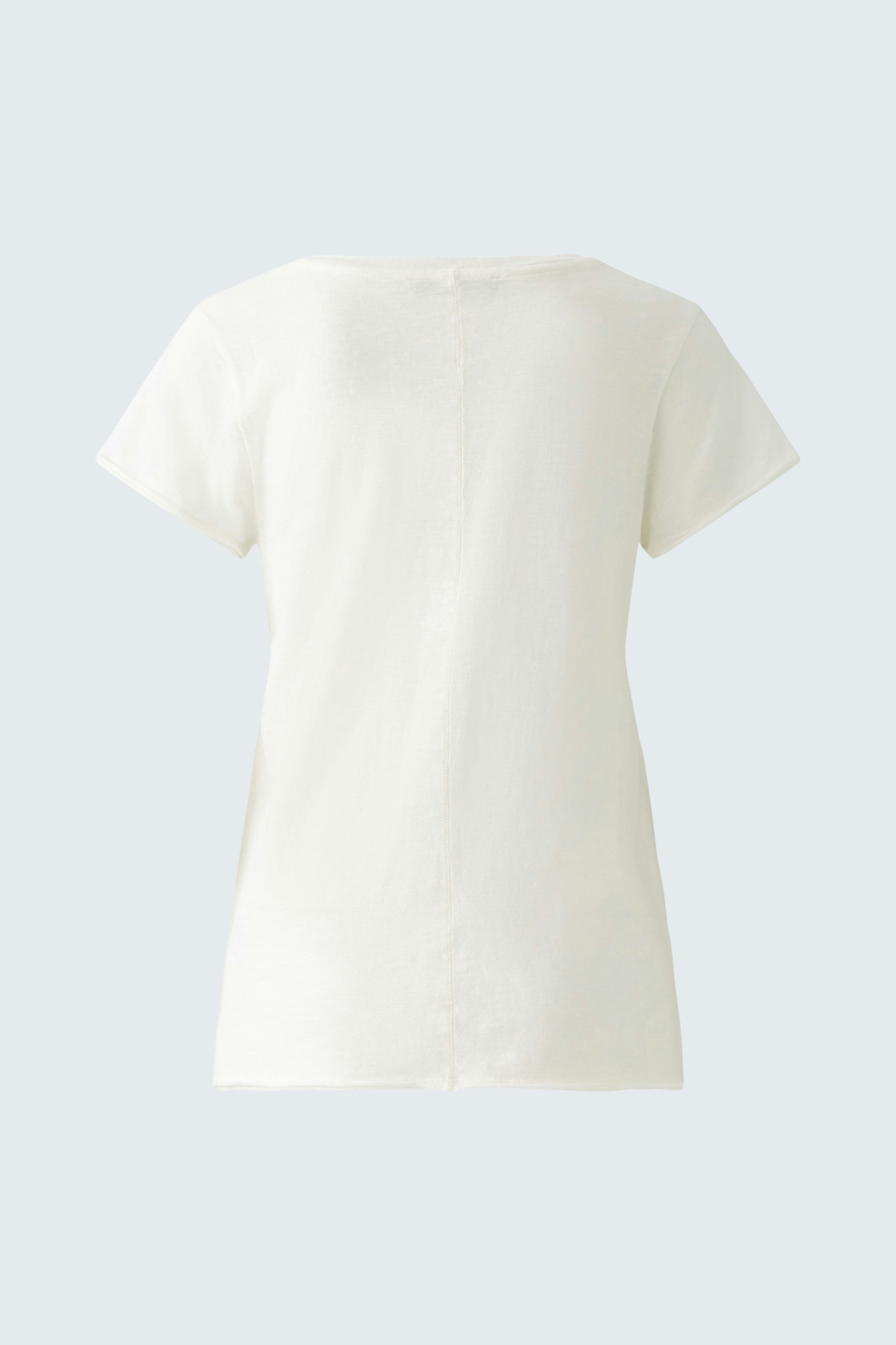 Stylish women's T-shirt in soft white fabric, featuring a relaxed fit and short sleeves.