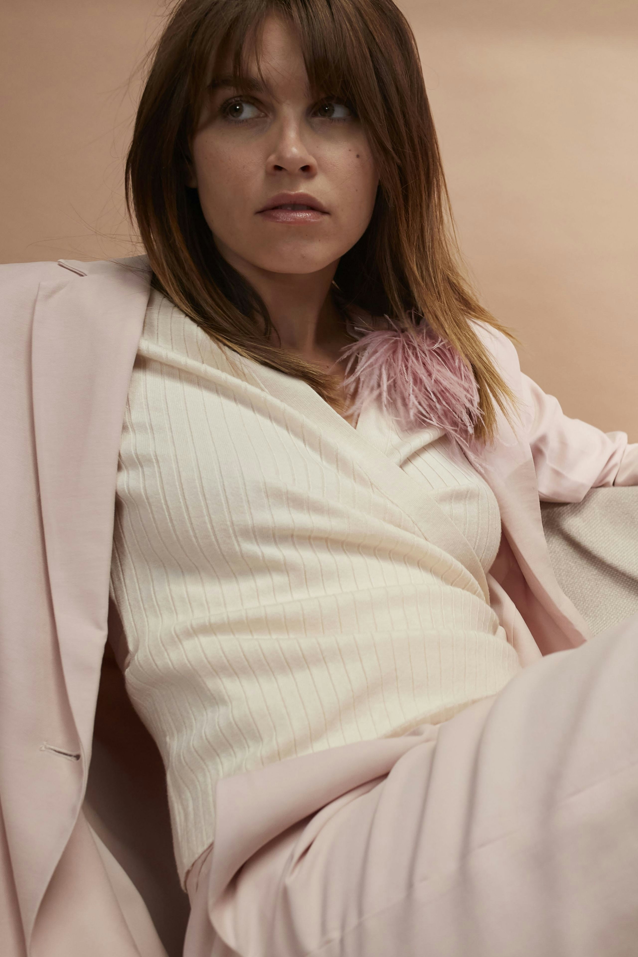 Elegant women's pleated trousers: A woman in a stylish outfit exudes confidence and sophistication.