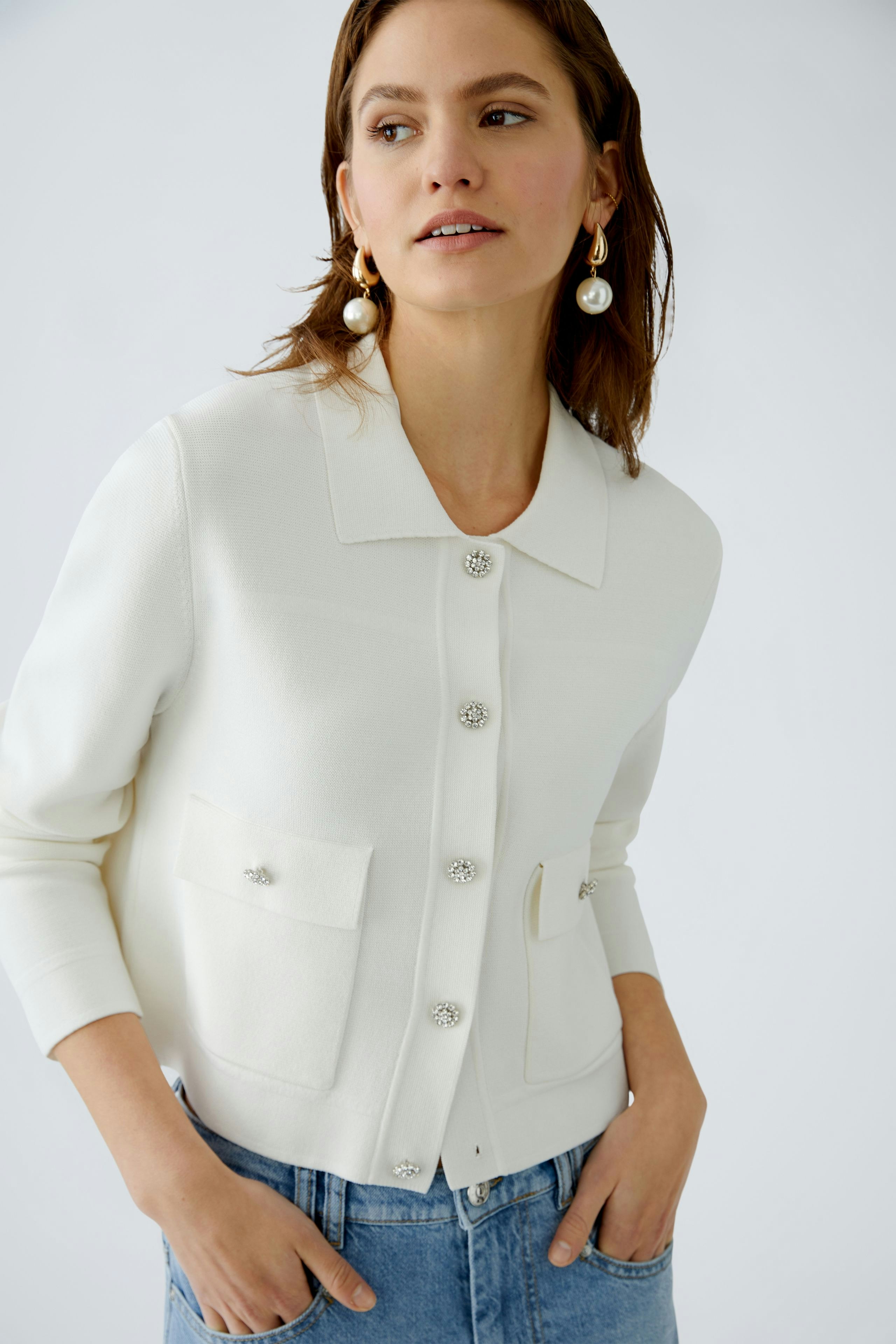 Elegant women's cardigan in white with a classic collar and stylish buttons.