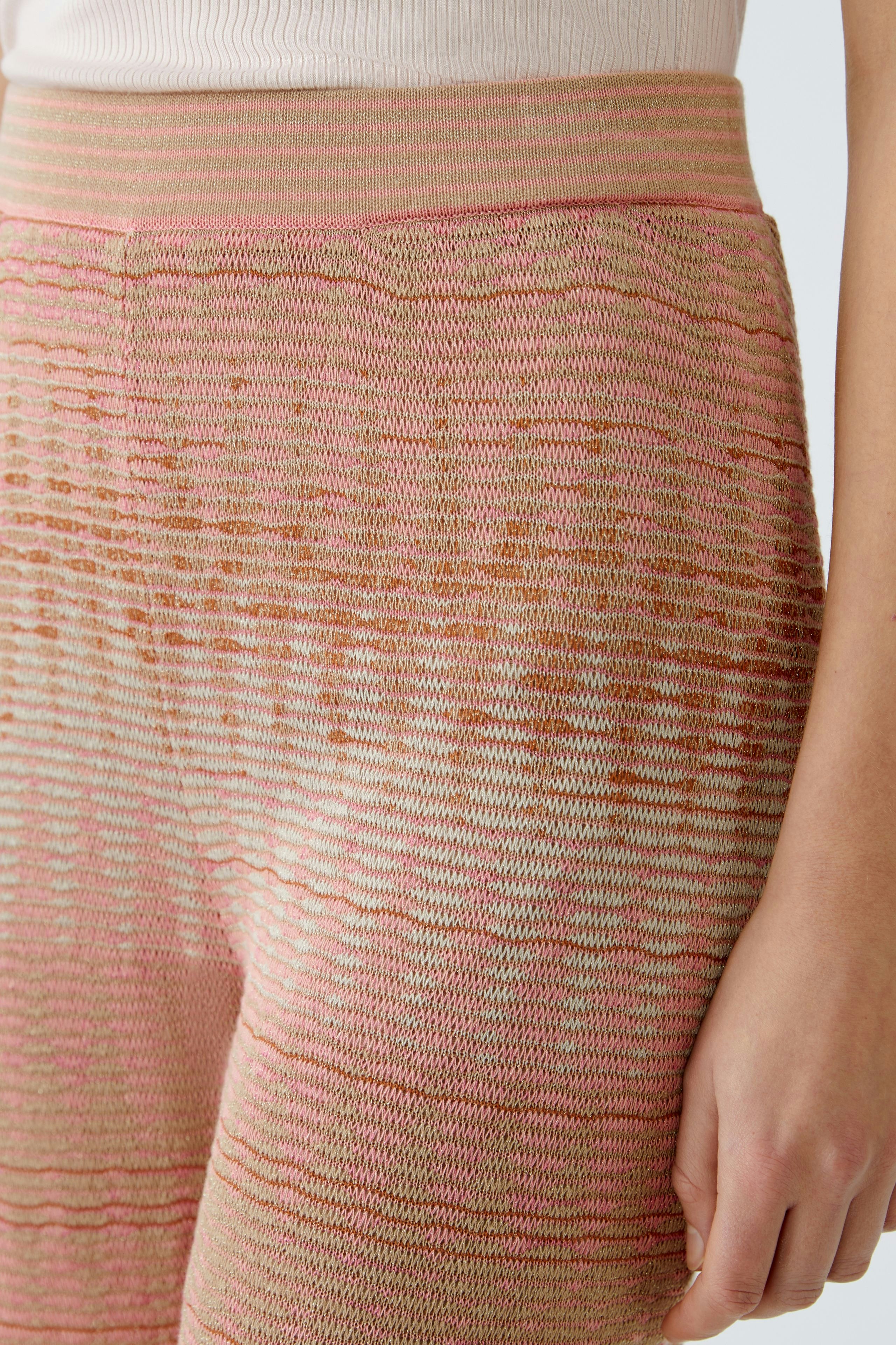 Moderne Damen-Strickhose in sanften Farben, ideal für einen lässigen Look.