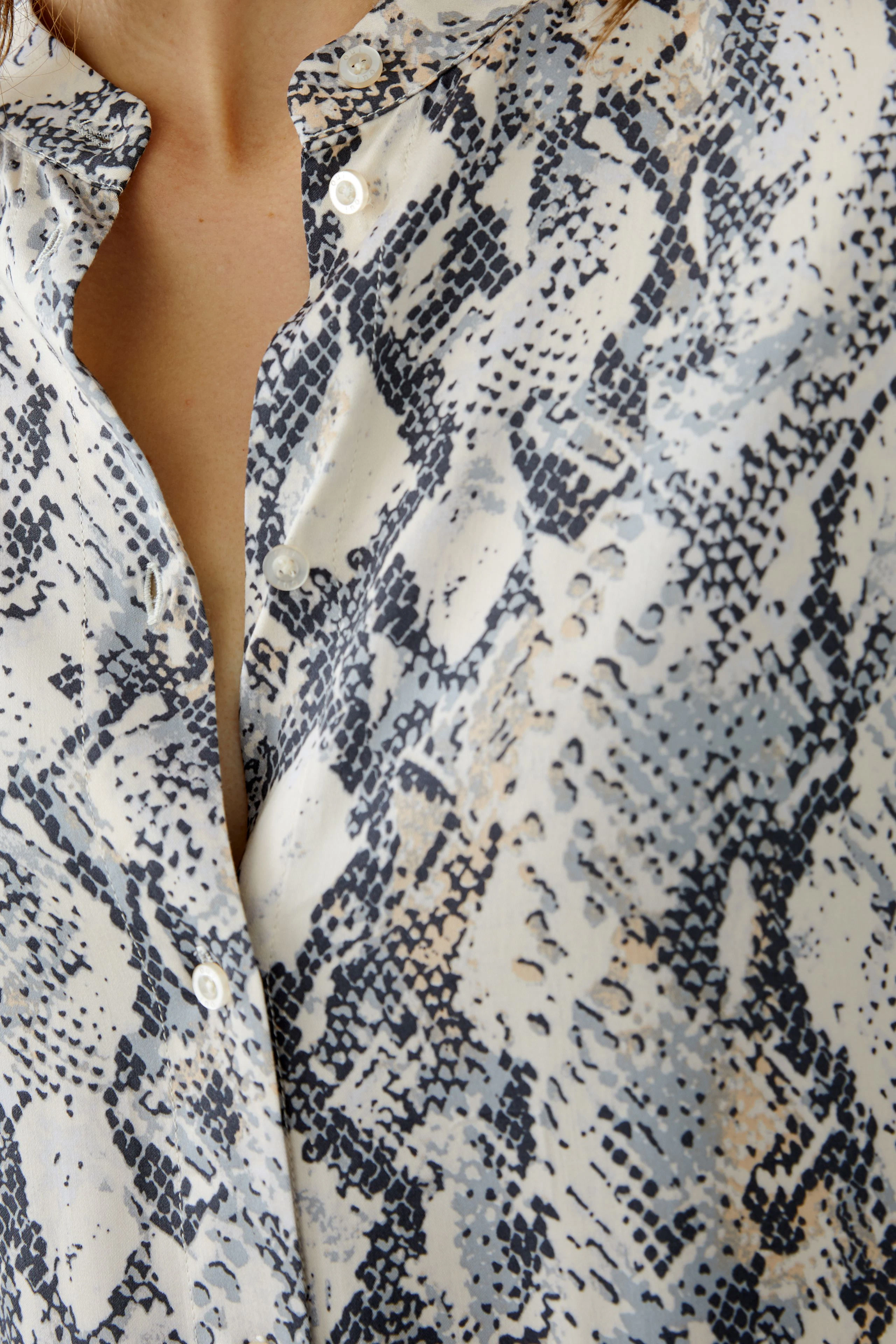 Elegante Damen-Bluse mit Schlangenmuster, lässig und stilvoll, ideal für jeden Anlass.